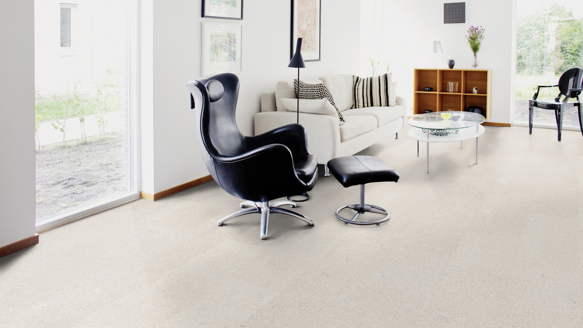 Milieubild Wohnzimmer mit Sessel und bodentiefem Fenster - Wicanders Wise 80001642