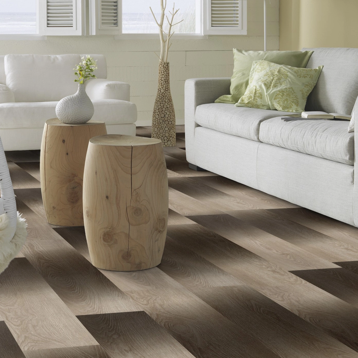 Milieubild Modernes, freundliches Wohnzimmer mit Sofa - Forbo Flooring Klebe-Vinyl Allura Dryback 0.55 Wood Light Timber Gradient Milieubild Modernes, freundliches Wohnzimmer mit Sofa - Forbo Flooring 243621