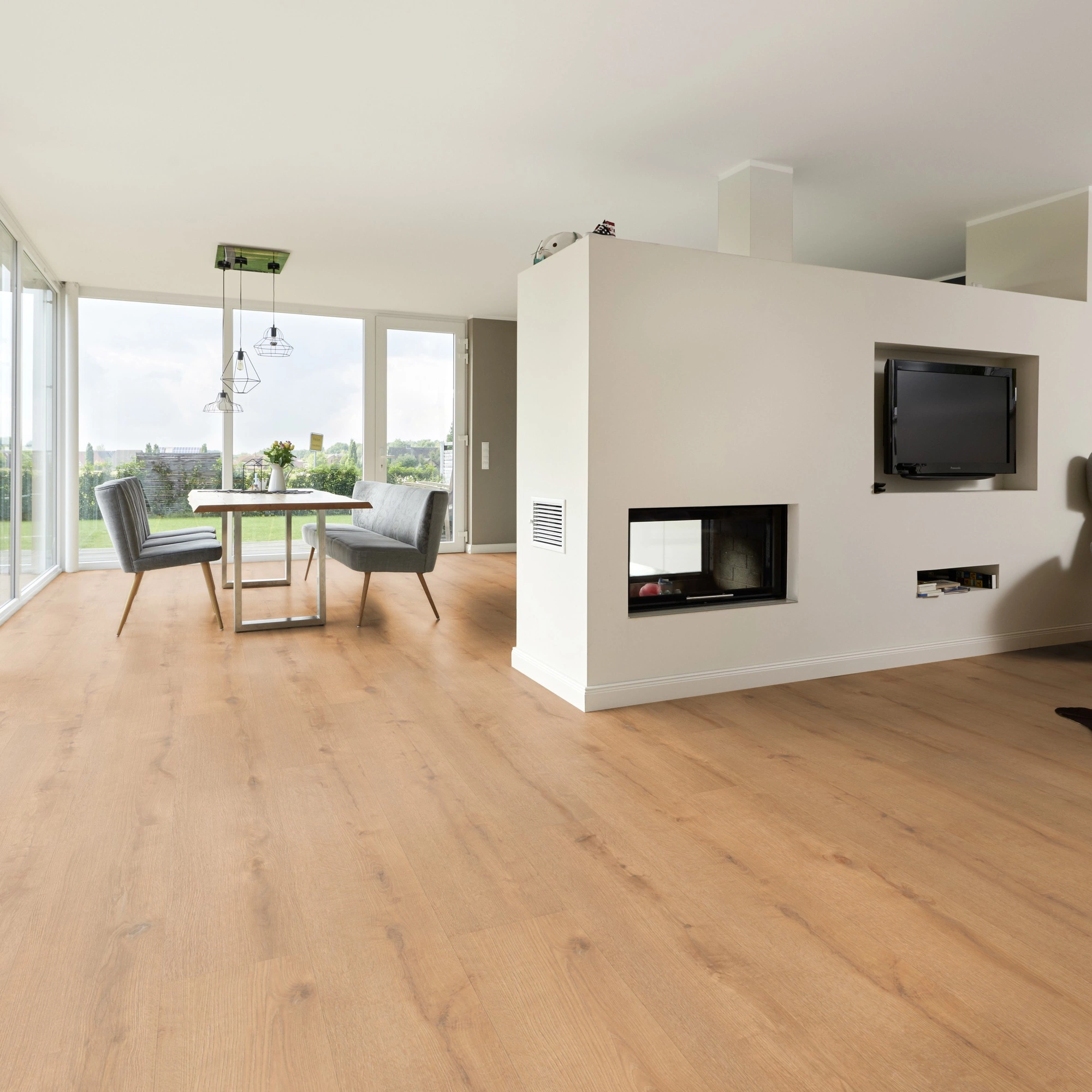 Milieubild Wohnzimmer mit Essbereich und Kamin - ter Hürne Klebe-Vinyl Pro Grand Choice Eiche Hamburg Milieubild Wohnzimmer mit Essbereich und Kamin - ter Hürne 1101210407