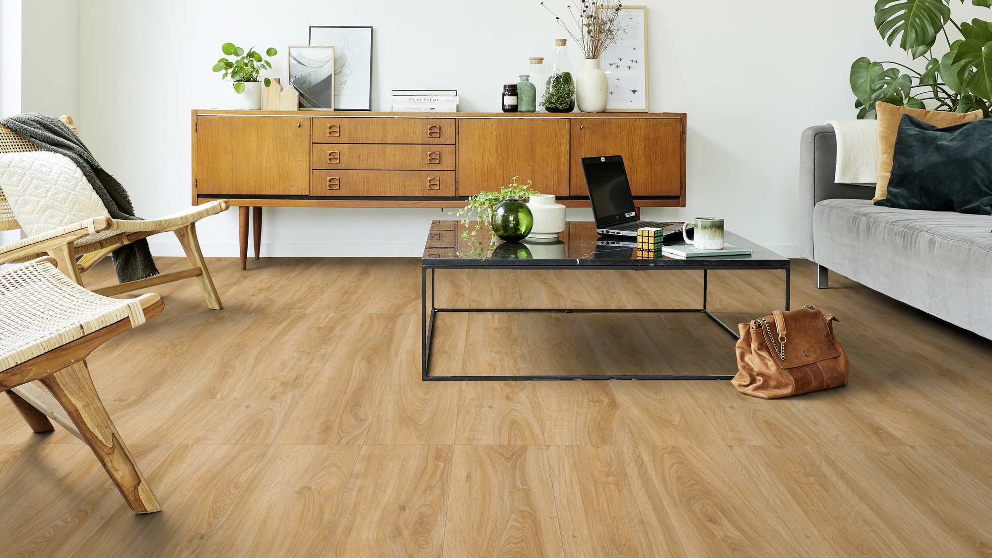 Milieubild Wohnzimmer mit Sideboard - Tarkett Klebe-Vinyl iD Inspiration 55 CLASSICS English Oak Classical Milieubild Wohnzimmer mit Sideboard - Tarkett 24513008