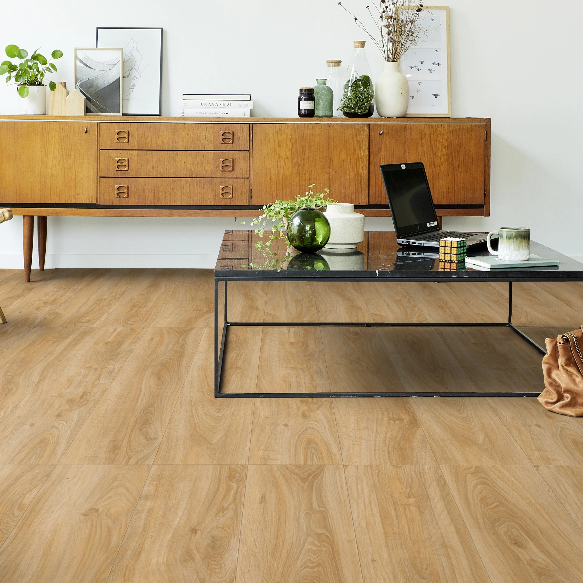 Milieubild Wohnzimmer mit Sideboard - Tarkett Klebe-Vinyl iD Inspiration 55 CLASSICS English Oak Classical Milieubild Wohnzimmer mit Sideboard - Tarkett 24513008