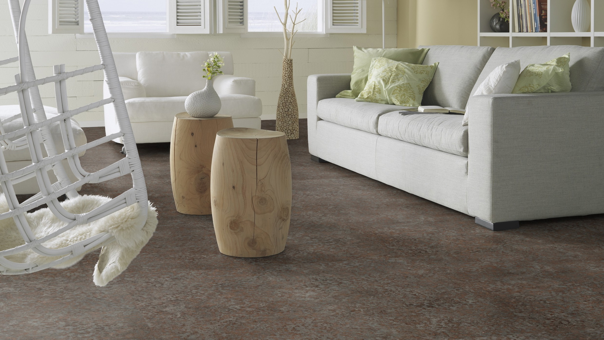 Milieubild Modernes, freundliches Wohnzimmer mit Sofa - Forbo Flooring Klebe-Vinyl Allura Dryback 0.55 Material Oxidized Strata Milieubild Modernes, freundliches Wohnzimmer mit Sofa - Forbo Flooring 243663