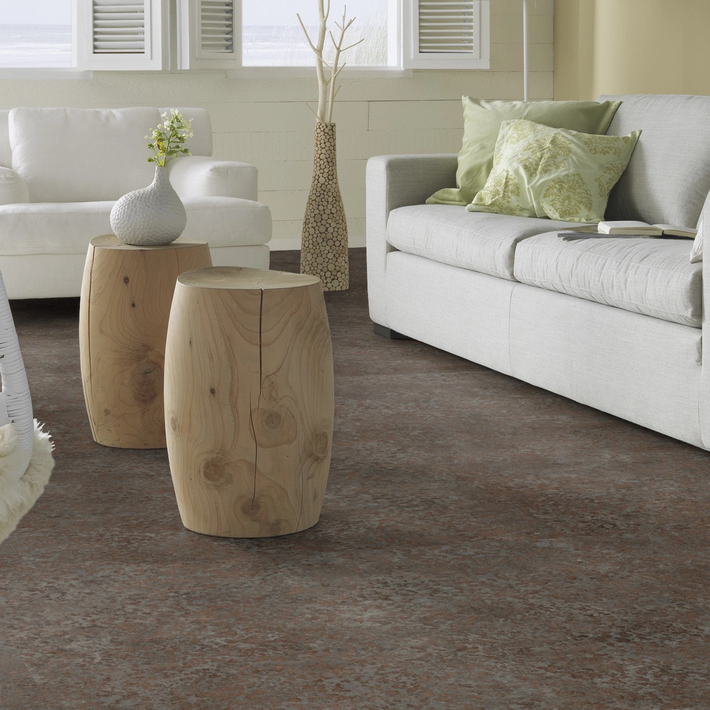Milieubild Modernes, freundliches Wohnzimmer mit Sofa - Forbo Flooring Klebe-Vinyl Allura Dryback 0.55 Material Oxidized Strata Milieubild Modernes, freundliches Wohnzimmer mit Sofa - Forbo Flooring 243663