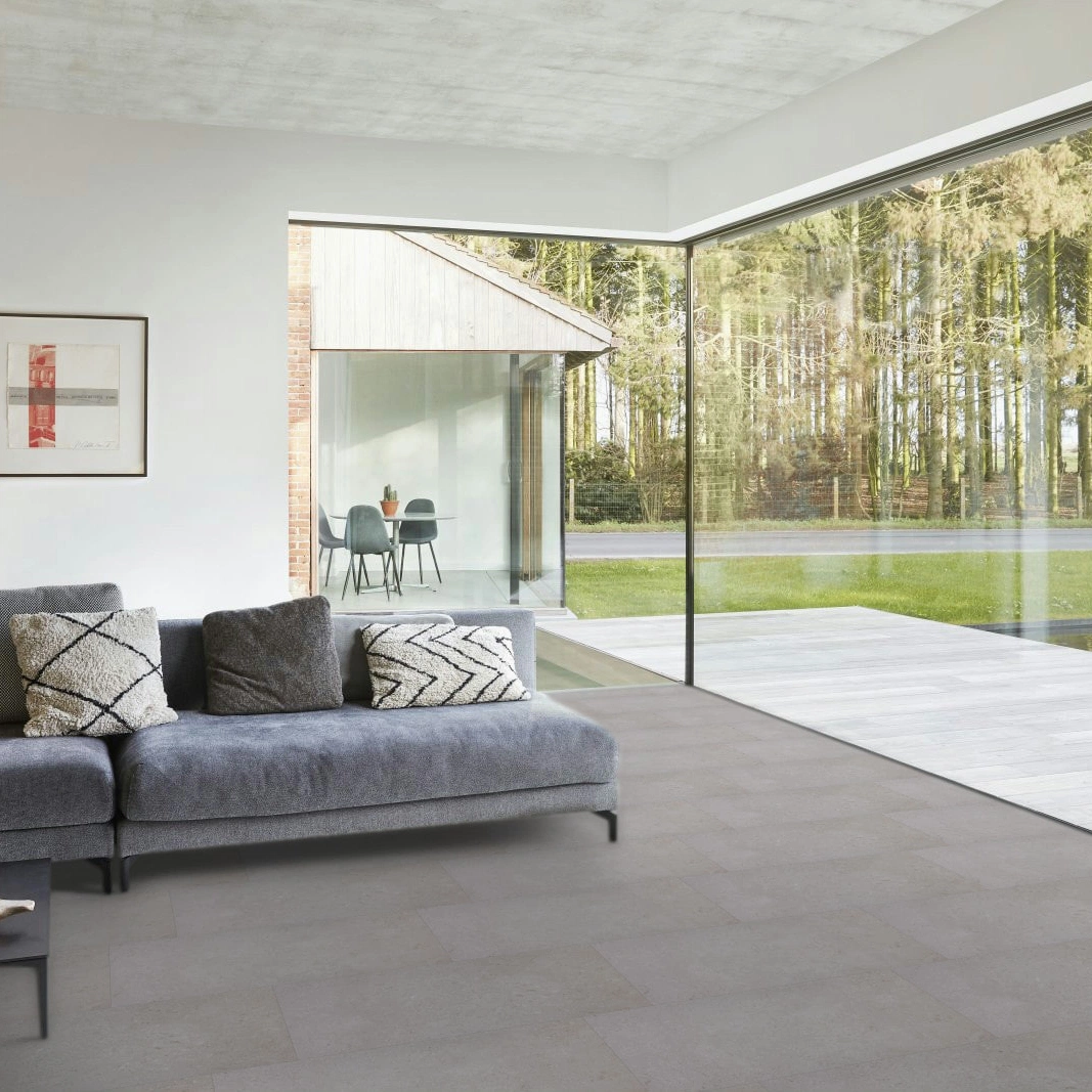 Milieubild Modernes Wohnzimmer mit Fensterfront - BerryAlloc Klebe-Vinyl Zenn Gluedown 30 Bali Milieubild Modernes Wohnzimmer mit Fensterfront - BerryAlloc 60002226