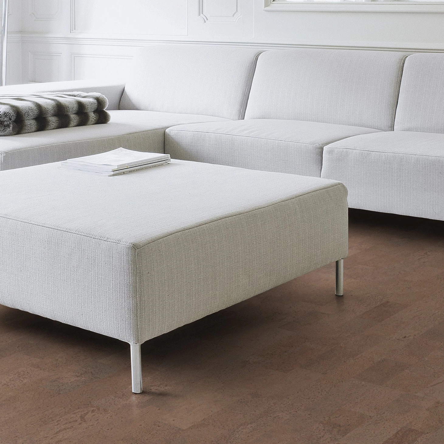 Milieubild Wohnzimmer mit Couch - Nahansicht - Wicanders Wise HDF Klick-Korkboden cork Essence Identity Tea Milieubild Wohnzimmer mit Couch - Nahansicht - Wicanders Wise 80001657