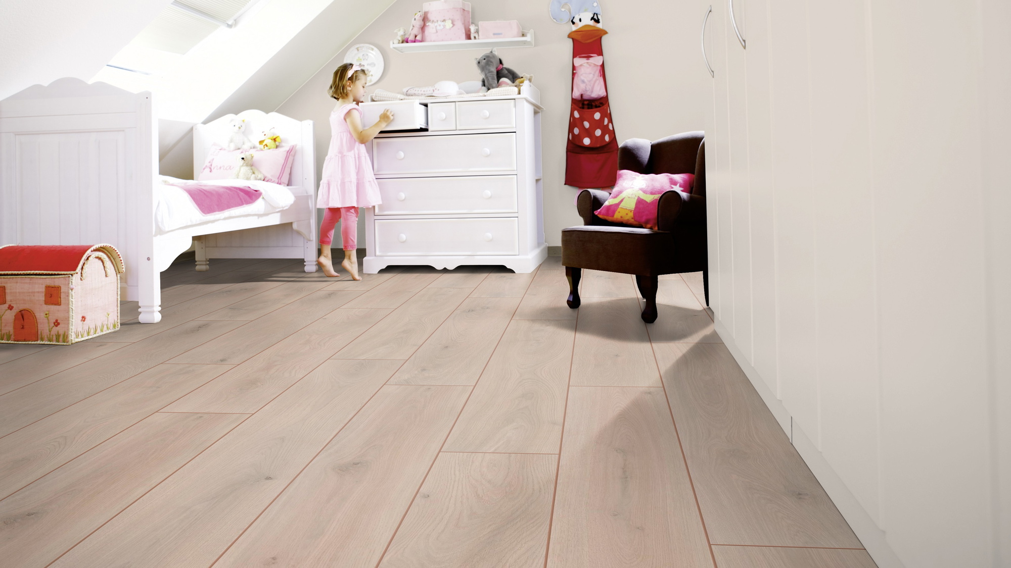 Milieubild Kinderzimmer mit weißer Kommode - wineo PL309R