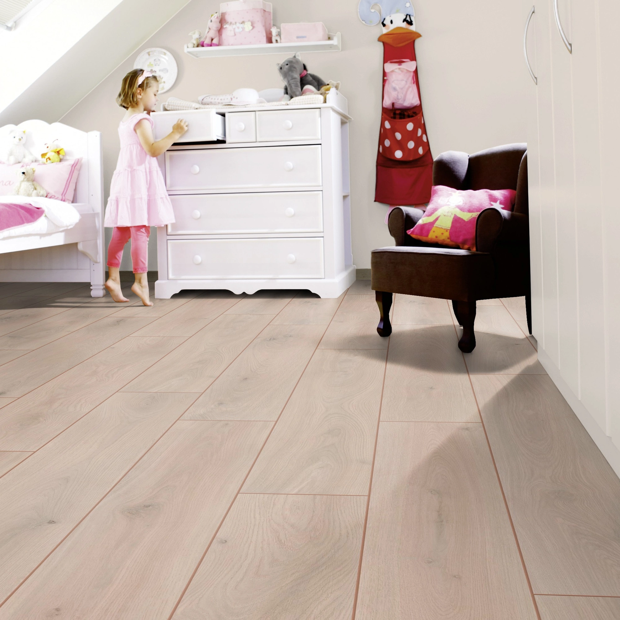 Milieubild Kinderzimmer mit weißer Kommode - wineo Klebe-Bioboden PURLINE wineo 1000 wood XL Noble Oak Powder Milieubild Kinderzimmer mit weißer Kommode - wineo PL309R