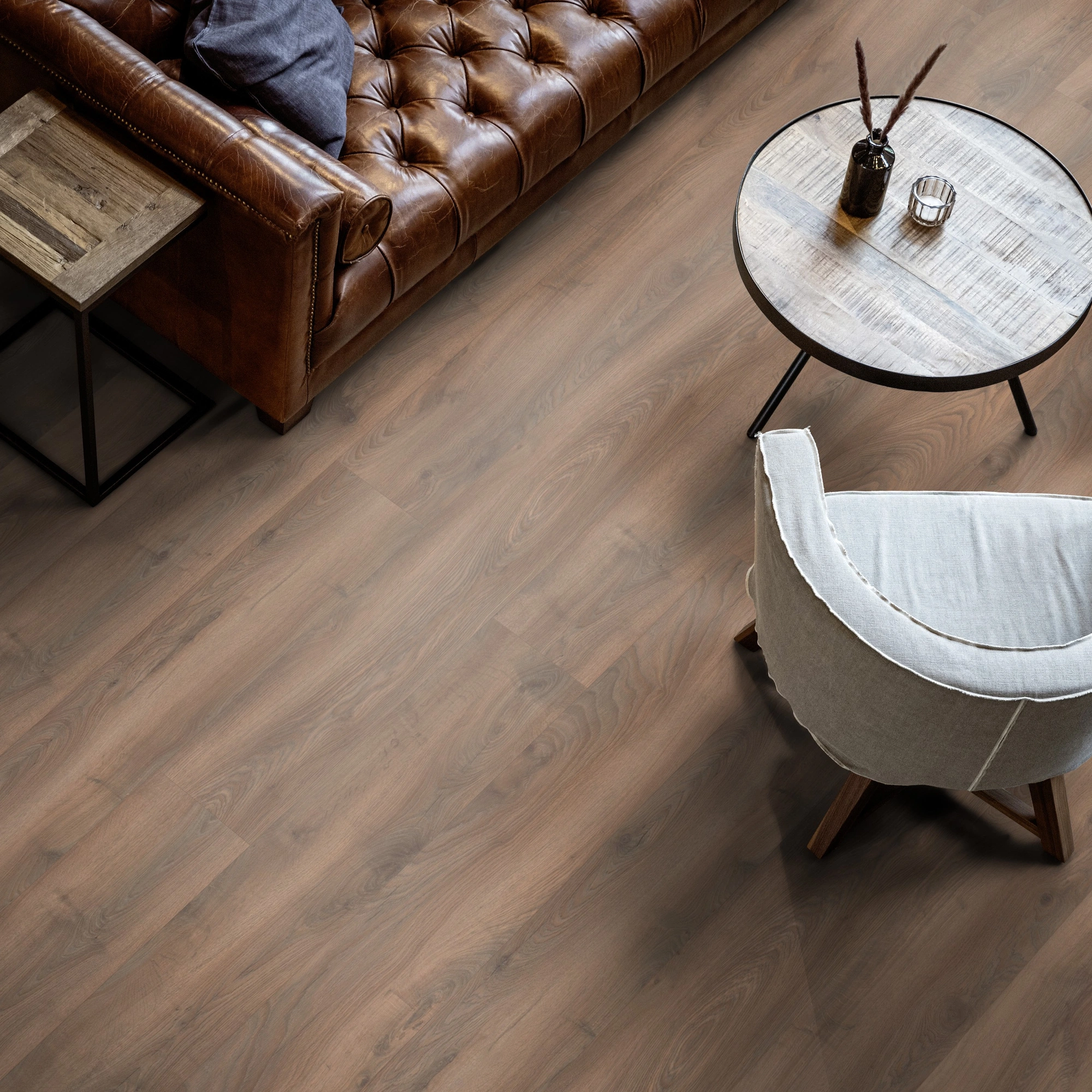 Milieubild Wohnzimmer mit Ledersofa - Blick von oben - ter Hürne Laminat Grand Edition Eiche Tea Room Milieubild Wohnzimmer mit Ledersofa - Blick von oben - ter Hürne 1101021828