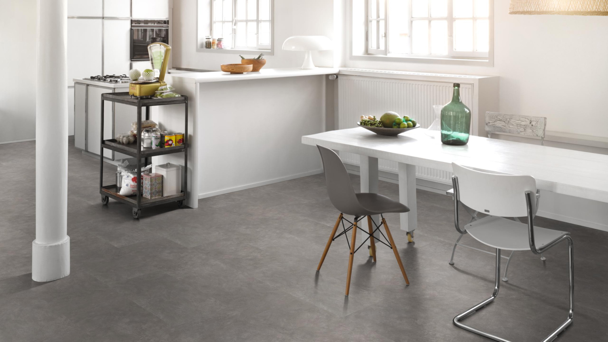 Milieubild Küche mit Essbereich - Parador Laminat Trendtime 5 Beton dunkelgrau Milieubild Küche mit Essbereich - Parador 1743596