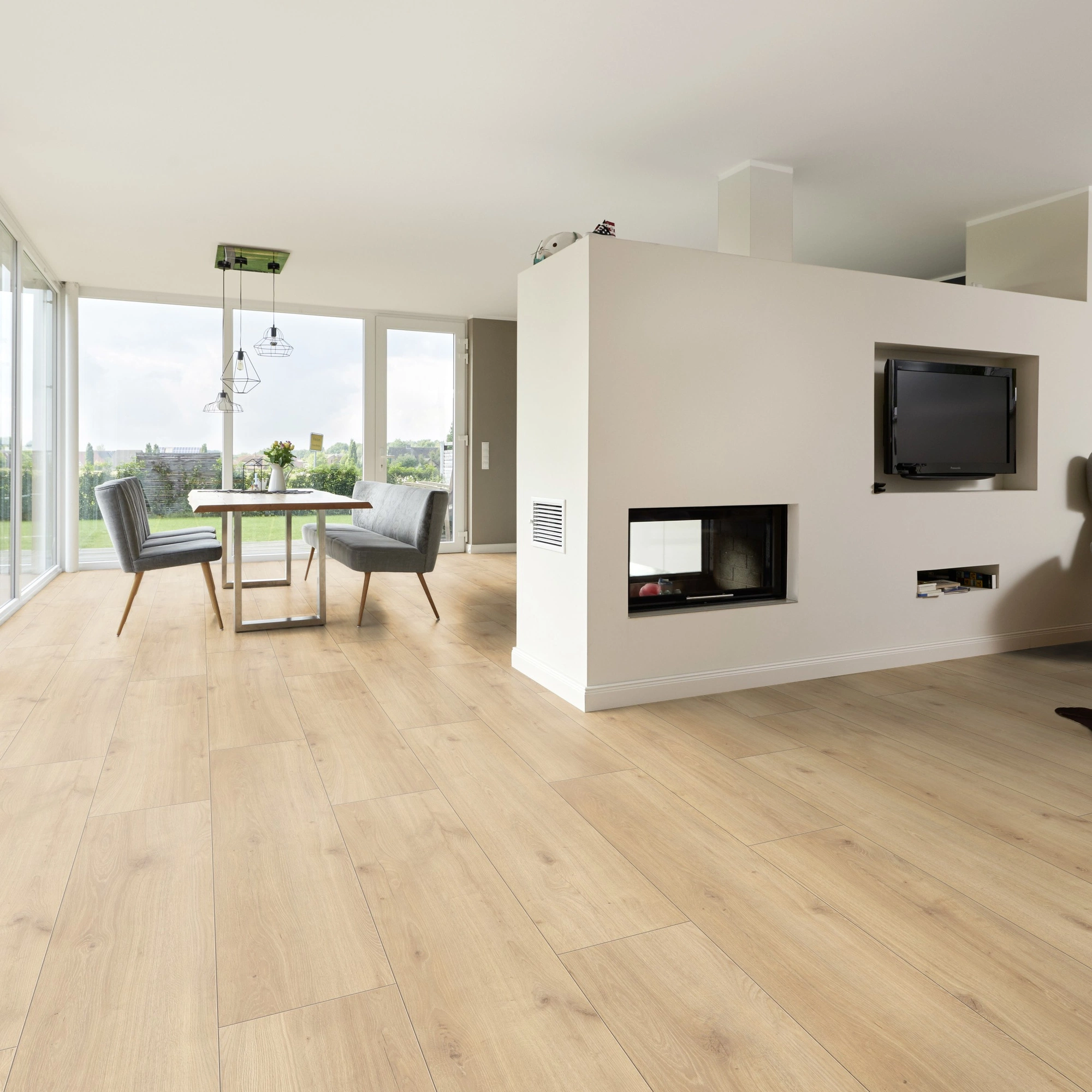Milieubild Wohnzimmer mit Essbereich und Kamin - ter Hürne Laminat Trend Edition Eiche Hygge Milieubild Wohnzimmer mit Essbereich und Kamin - ter Hürne 1101021825