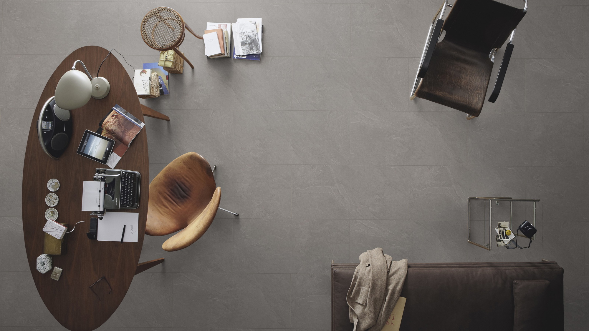 Milieubild Büro mit ovalem Tisch - Draufsicht - MEISTER Laminat LB 150 Schiefer grau Milieubild Büro mit ovalem Tisch - Draufsicht - MEISTER 600003-0857398-06136
