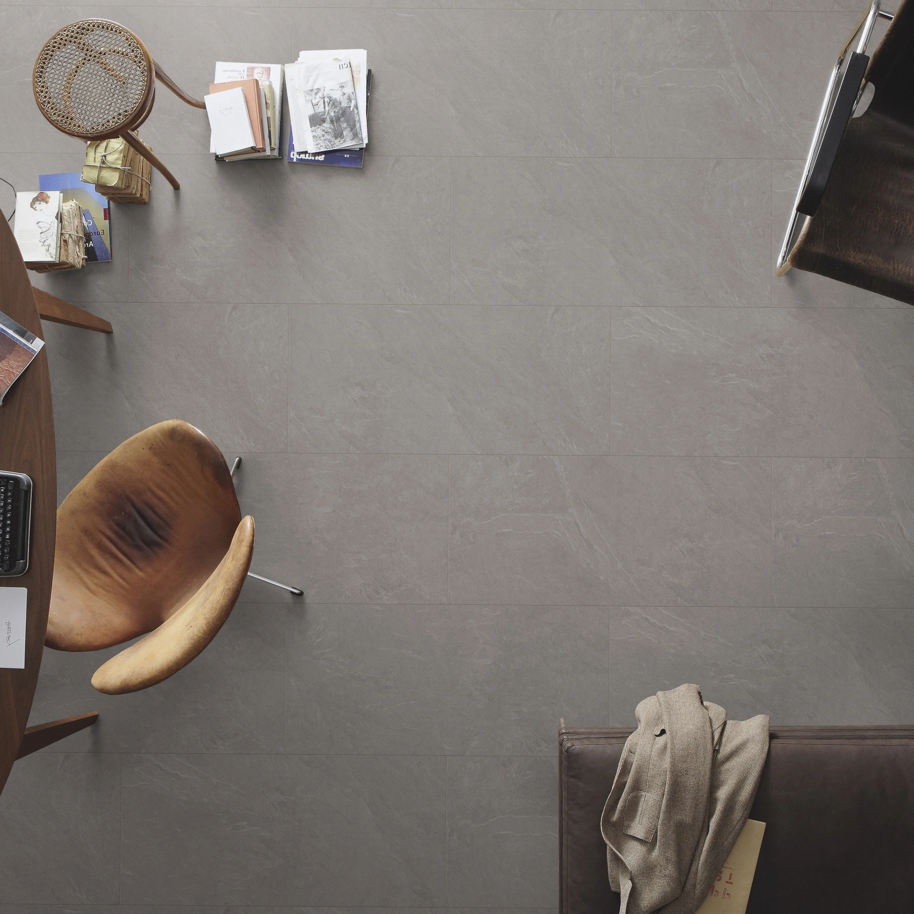 Milieubild Büro mit ovalem Tisch - Draufsicht - MEISTER Laminat LB 150 Schiefer grau Milieubild Büro mit ovalem Tisch - Draufsicht - MEISTER 600003-0857398-06136