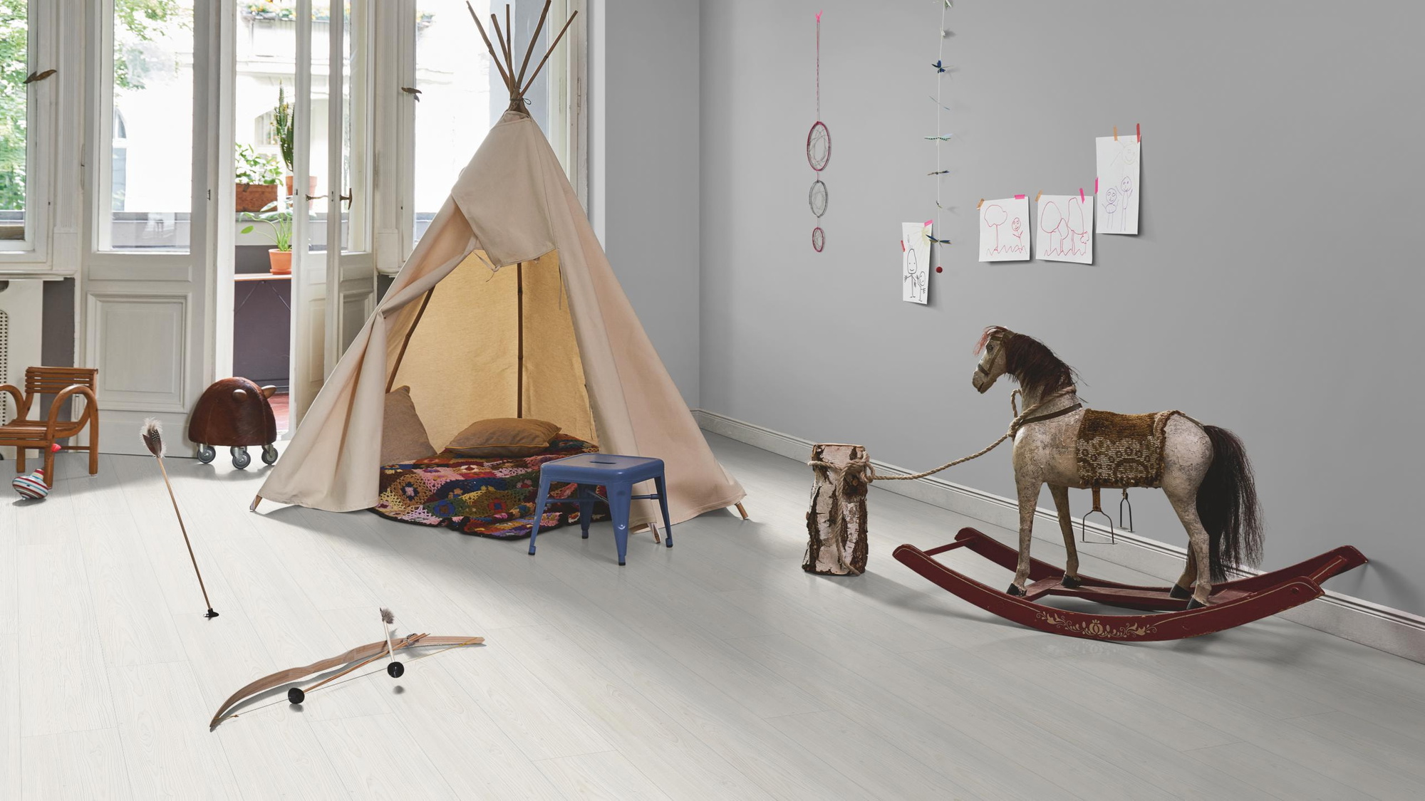 Milieubild Kinderzimmer in Stadtwohnung - Parador HDF Klick-Designboden Modular ONE Lärche Apollo weiß Milieubild Kinderzimmer in Stadtwohnung - Parador 1748728