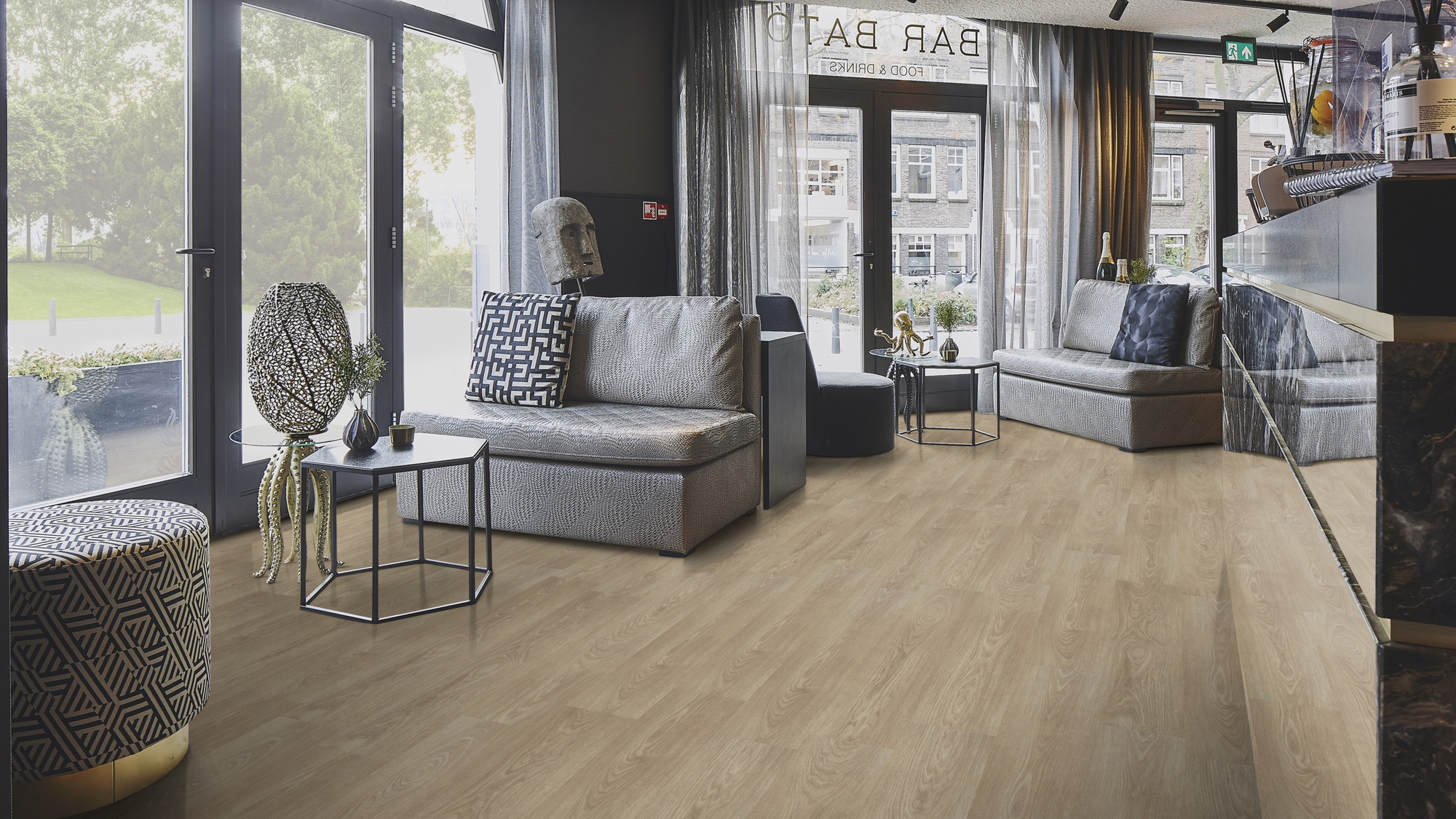 Milieubild Lounge in Hotelbar - Forbo Flooring Klebe-Vinyl Allura Dryback 0.55 Wood Light Timber Milieubild Lounge in Hotelbar - Forbo Flooring 243620