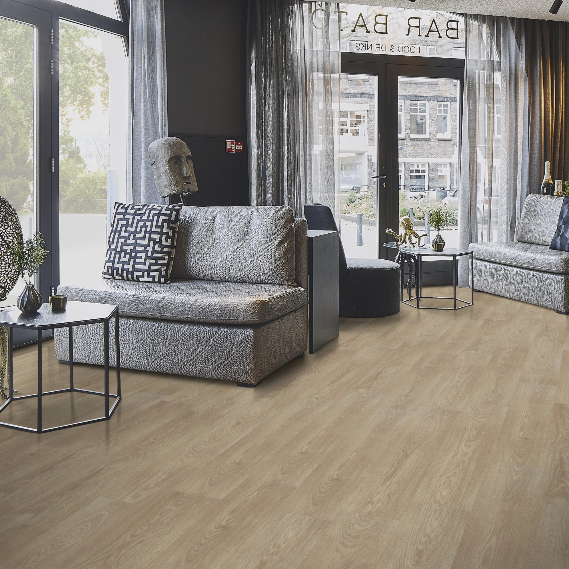 Milieubild Lounge in Hotelbar - Forbo Flooring Klebe-Vinyl Allura Dryback 0.55 Wood Light Timber Milieubild Lounge in Hotelbar - Forbo Flooring 243620