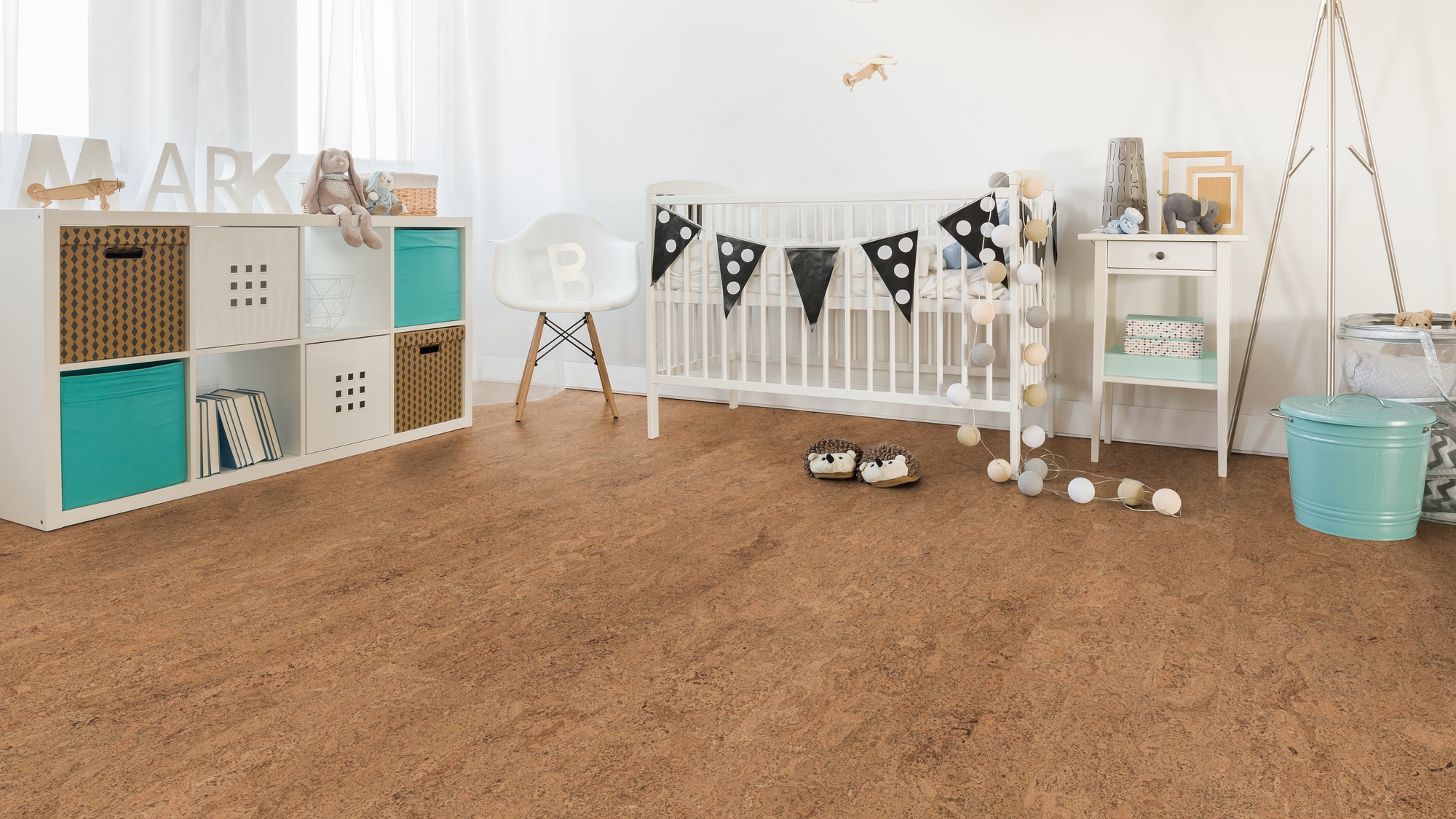 Milieubild Kinderzimmer mit weißer Krippe - Wicanders Wise HDF Klick-Korkboden cork Essence Originals Symphony Milieubild Kinderzimmer mit weißer Krippe - Wicanders Wise 80002241