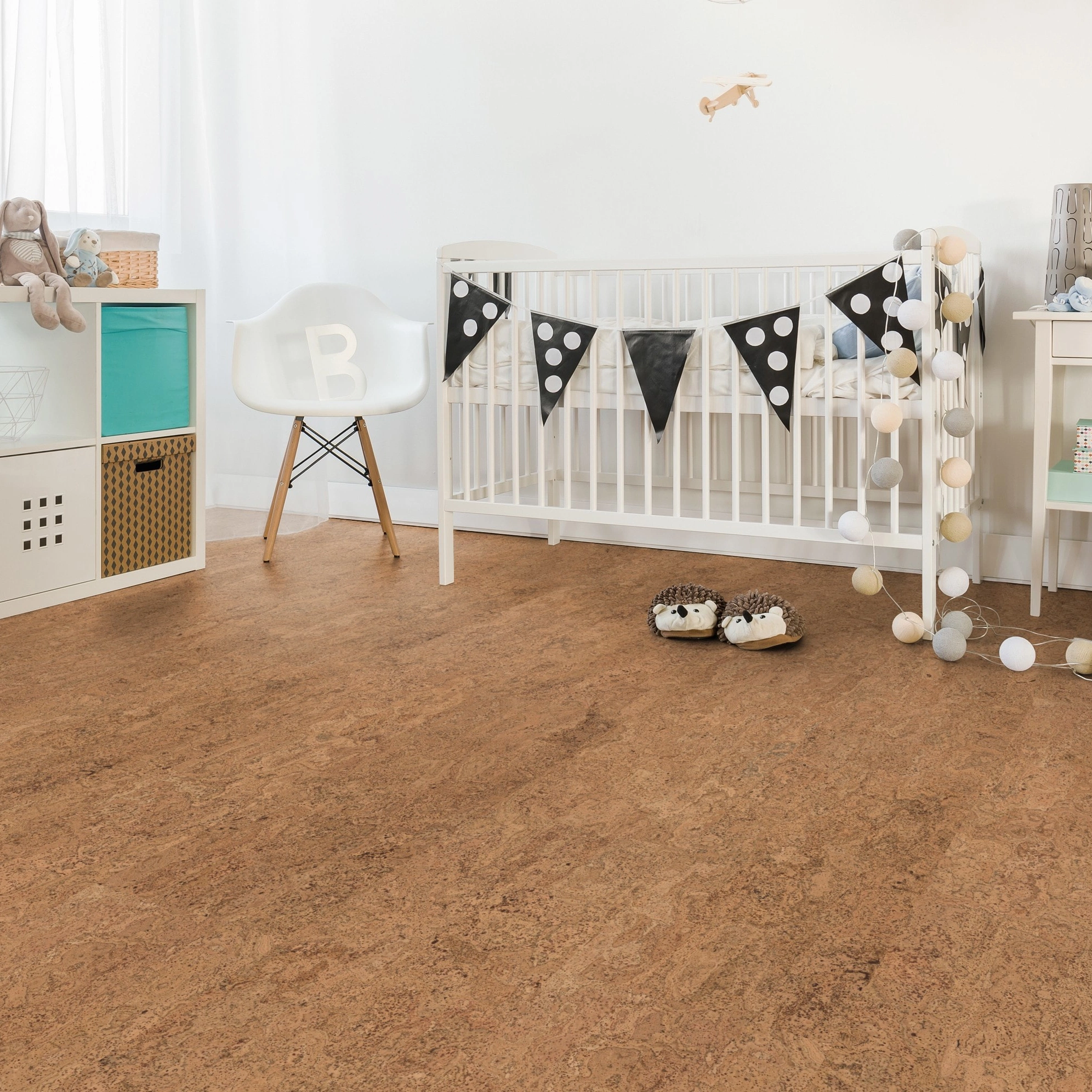 Milieubild Kinderzimmer mit weißer Krippe - Wicanders Wise HDF Klick-Korkboden cork Essence Originals Symphony Milieubild Kinderzimmer mit weißer Krippe - Wicanders Wise 80002241