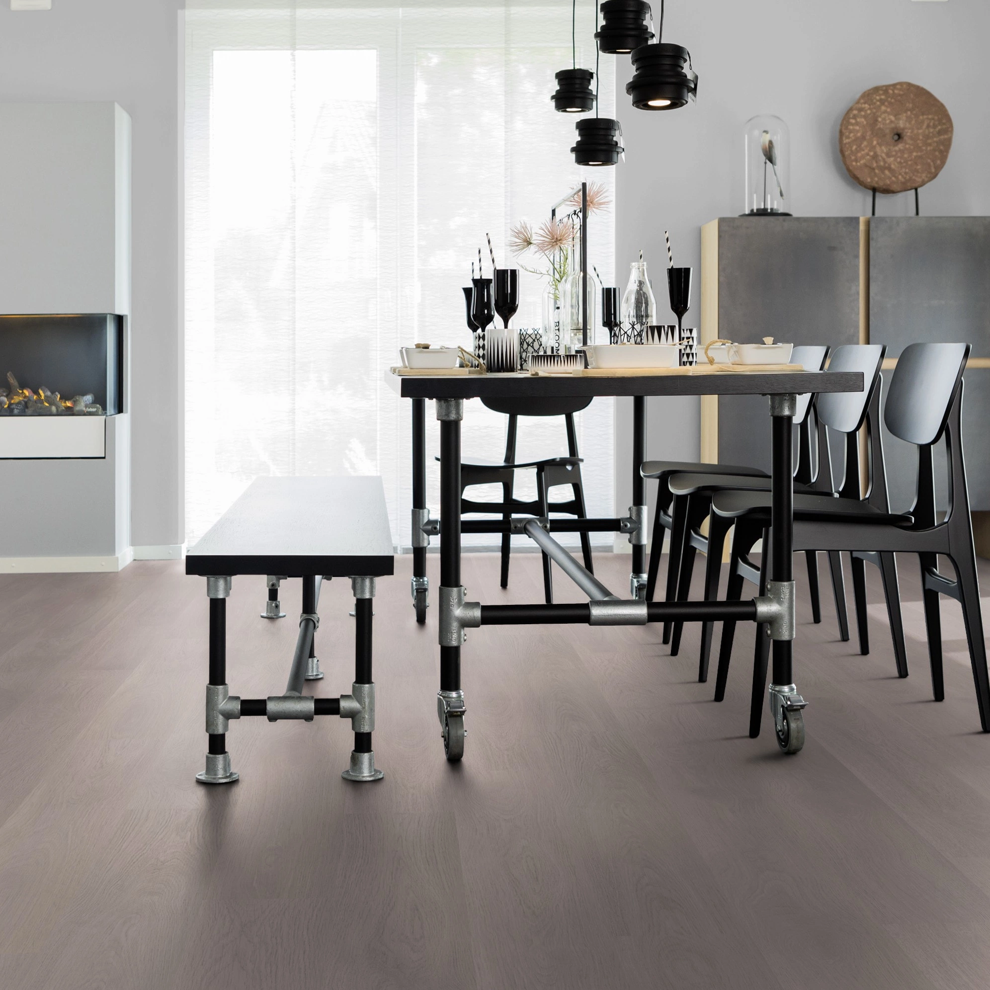 Milieubild Esszimmer mit Kamin - wineo Klick-Bioboden PURLINE wineo 1000 wood L Soft Oak Silver Milieubild Esszimmer mit Kamin - wineo PLC302R