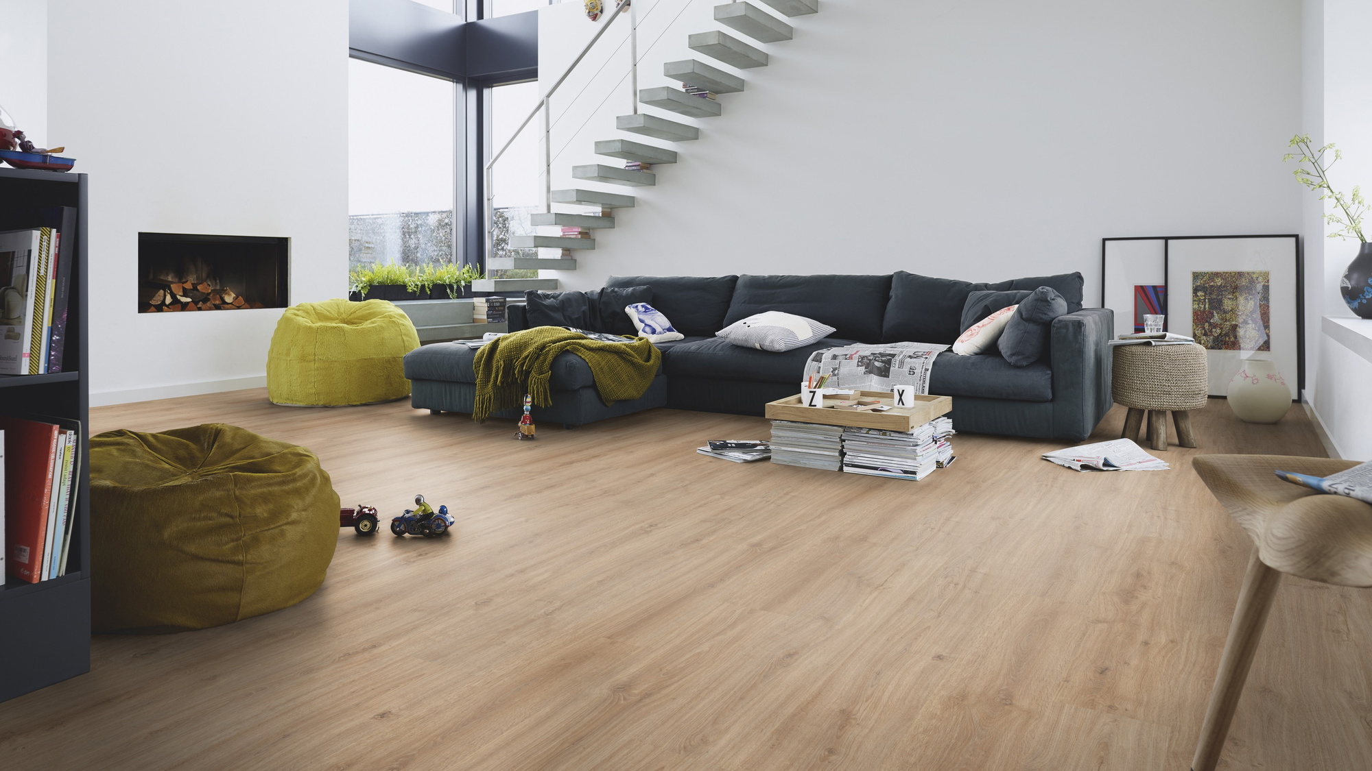 Milieubild Modernes Wohnzimmer mit Kamin - MEISTER Laminat LC 150 Eiche Casablanca Milieubild Modernes Wohnzimmer mit Kamin - MEISTER 600014-1288198-06414