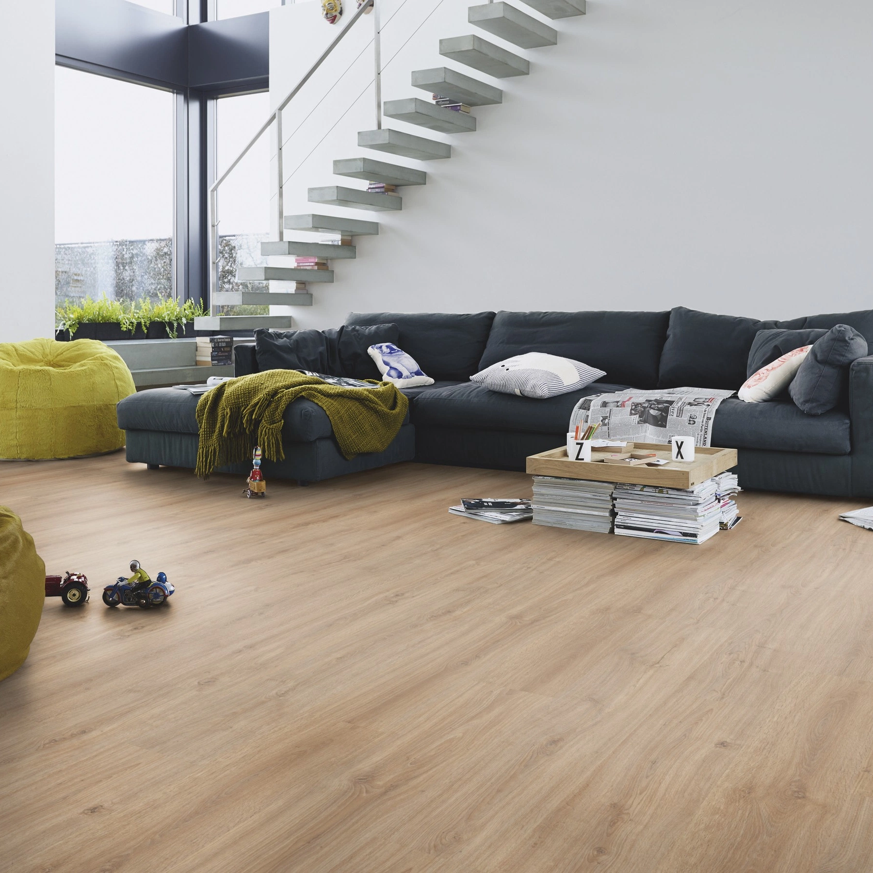 Milieubild Modernes Wohnzimmer mit Kamin - MEISTER Laminat LC 150 Eiche Casablanca Milieubild Modernes Wohnzimmer mit Kamin - MEISTER 600014-1288198-06414