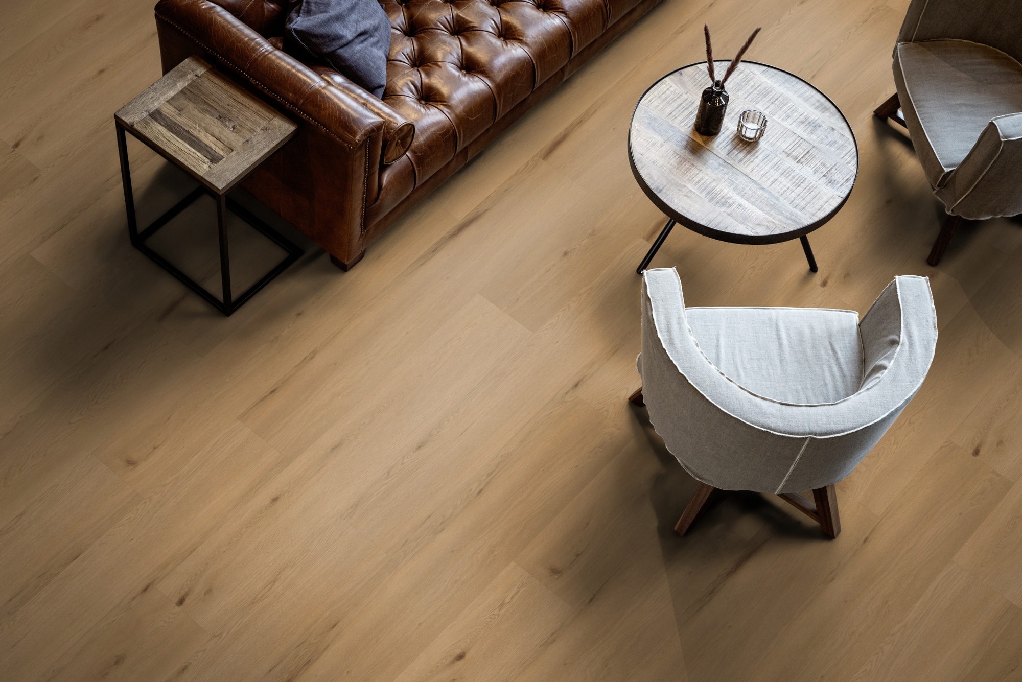 Milieubild Wohnzimmer mit Ledersofa - Blick von oben - ter Hürne Klebe-Vinyl Pro Classic Edition Eiche Lyon Milieubild Wohnzimmer mit Ledersofa - Blick von oben - ter Hürne 1101210424