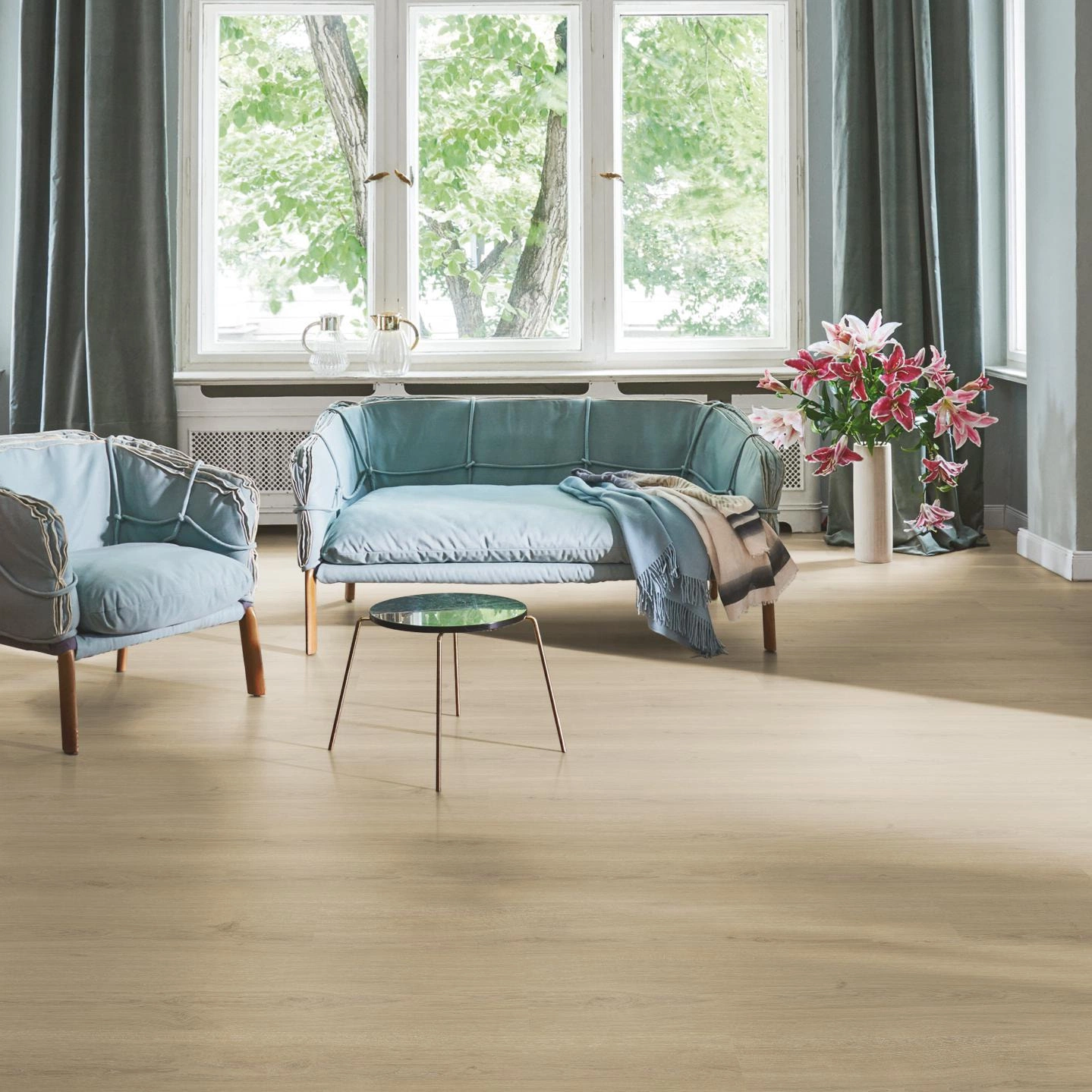 Milieubild Wohnzimmer in Stadtwohnung - Parador HDF Klick-Vinyl Basic 30 Eiche Regent beige Milieubild Wohnzimmer in Stadtwohnung - Parador 1748799