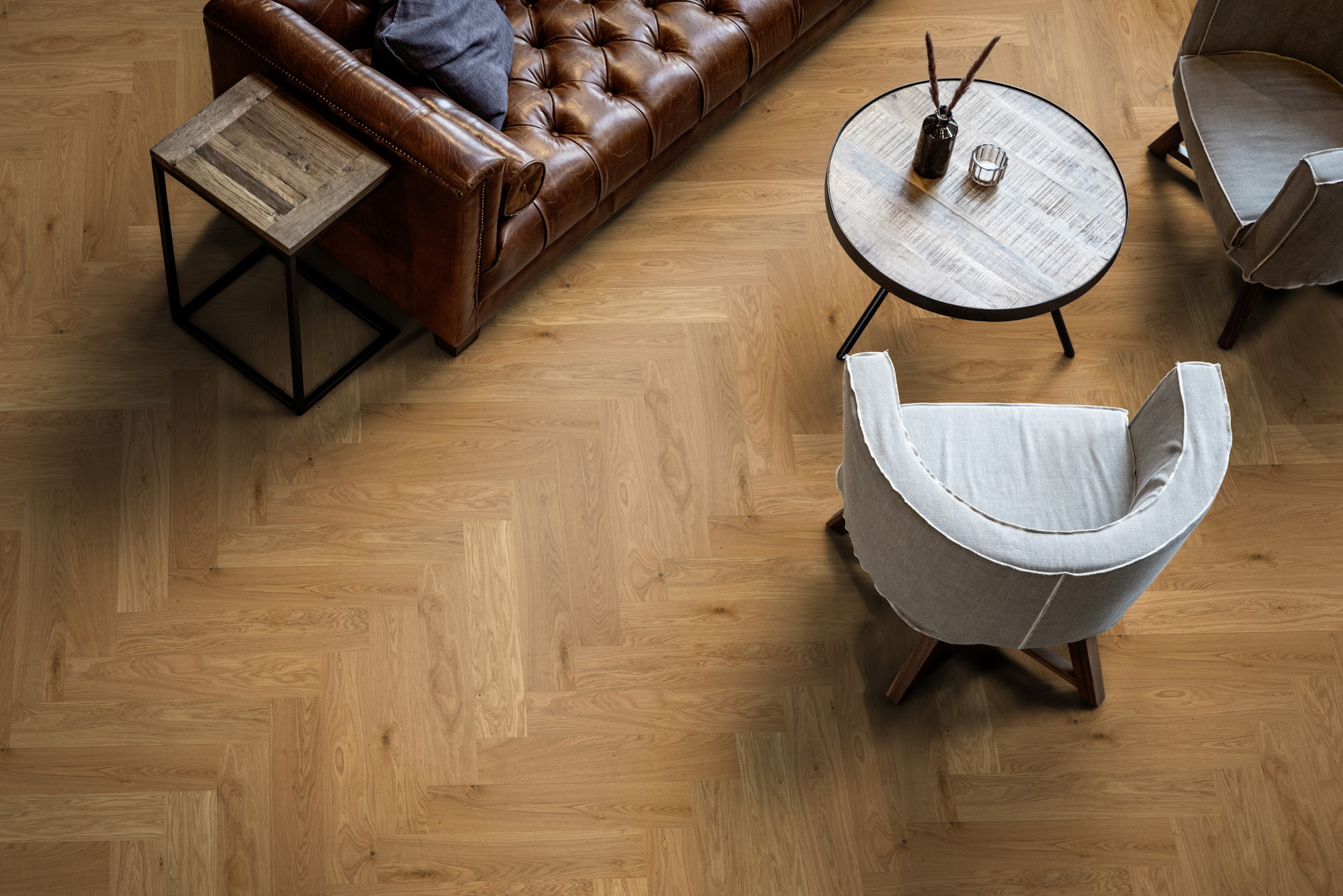 Milieubild Wohnzimmer mit Ledersofa - Blick von oben - ter Hürne Parkett Estate Collection OLIO Eiche Jordaan Milieubild Wohnzimmer mit Ledersofa - Blick von oben - ter Hürne 1101312669