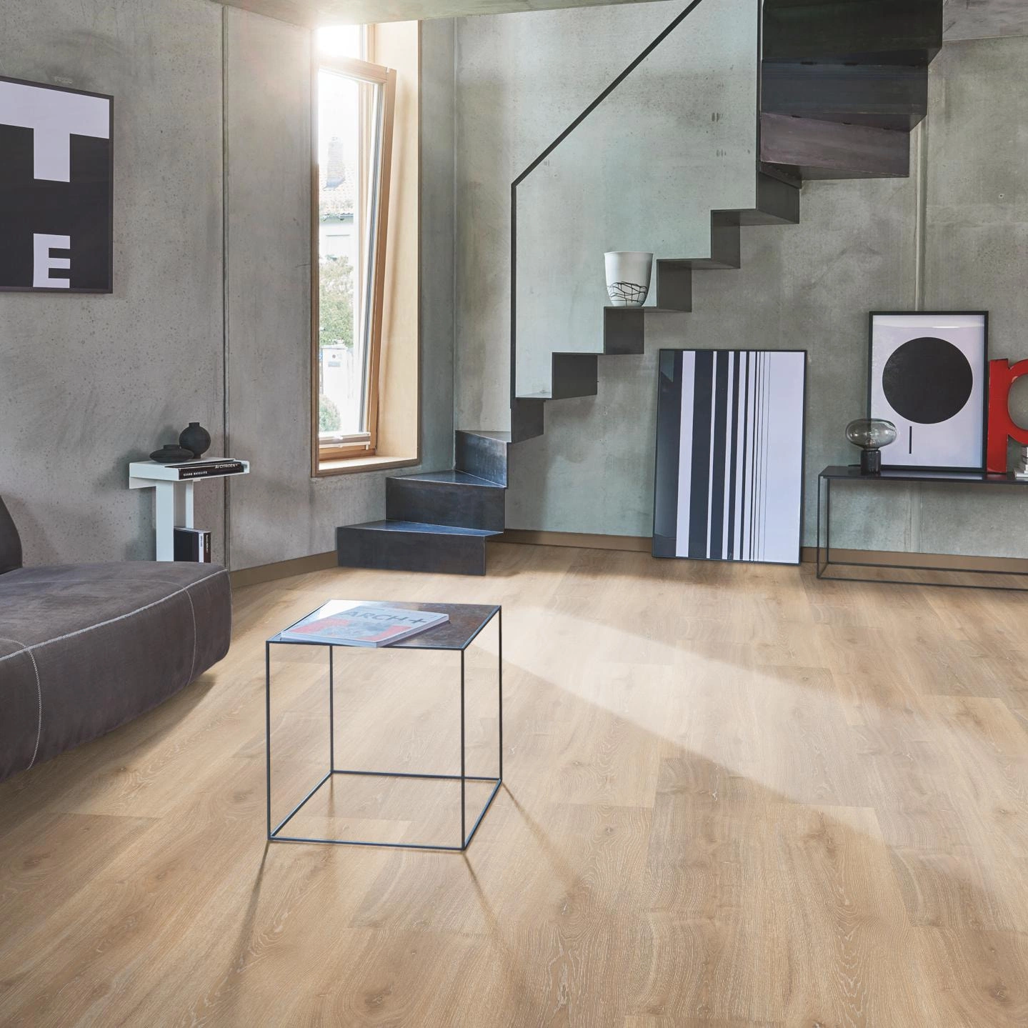 Milieubild Wohnzimmer im modernen Loft-Stil - Parador Klebe-Vinyl Classic 2025 Eiche Royal hell gekälkt Milieubild Wohnzimmer im modernen Loft-Stil - Parador 1748870