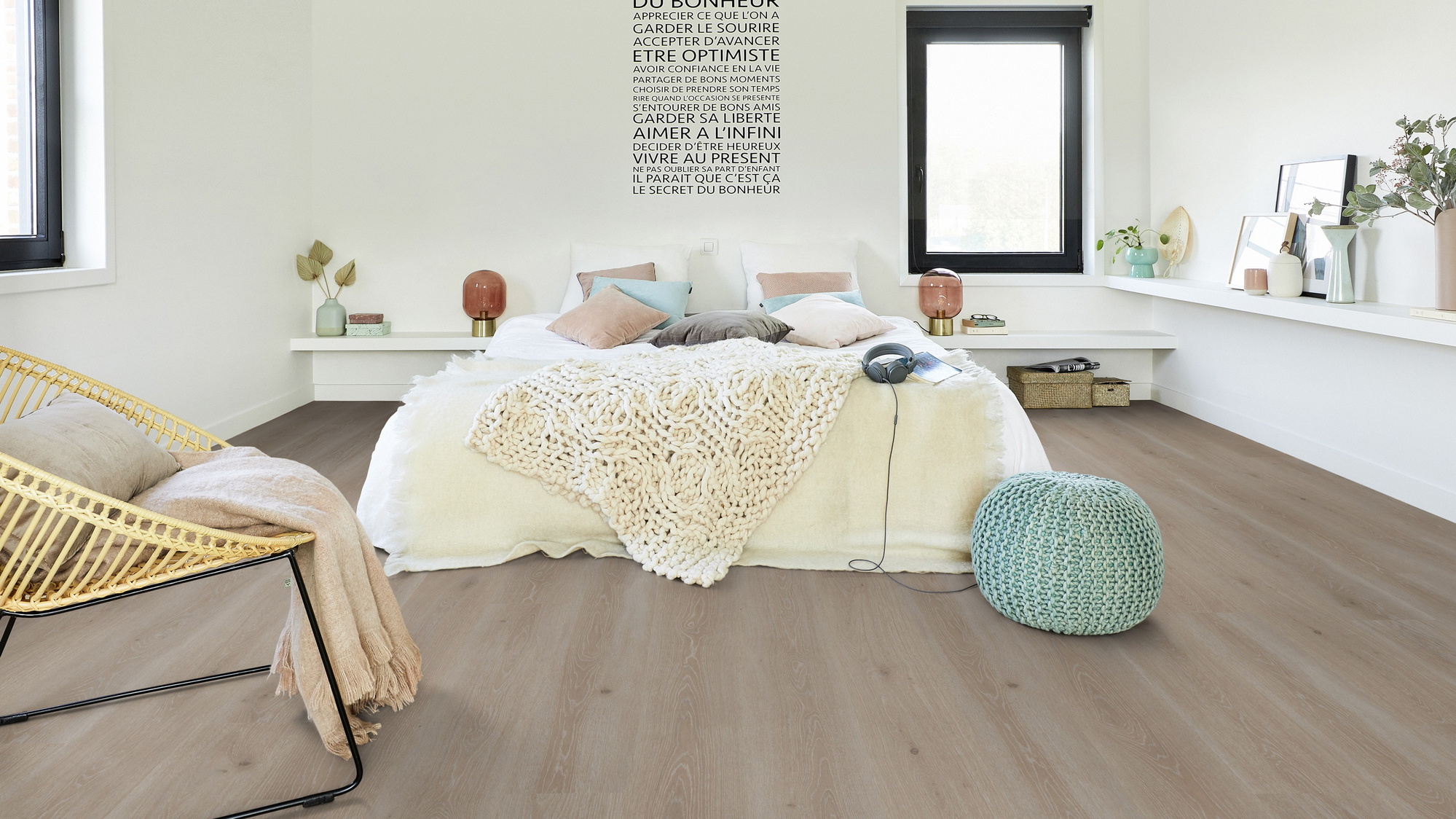 Milieubild Modernes Schlafzimmer - Bett mit Stuhl - Tarkett Klebe-Vinyl Essence 55 Tribe Oak Grey Milieubild Modernes Schlafzimmer - Bett mit Stuhl - Tarkett 260053008