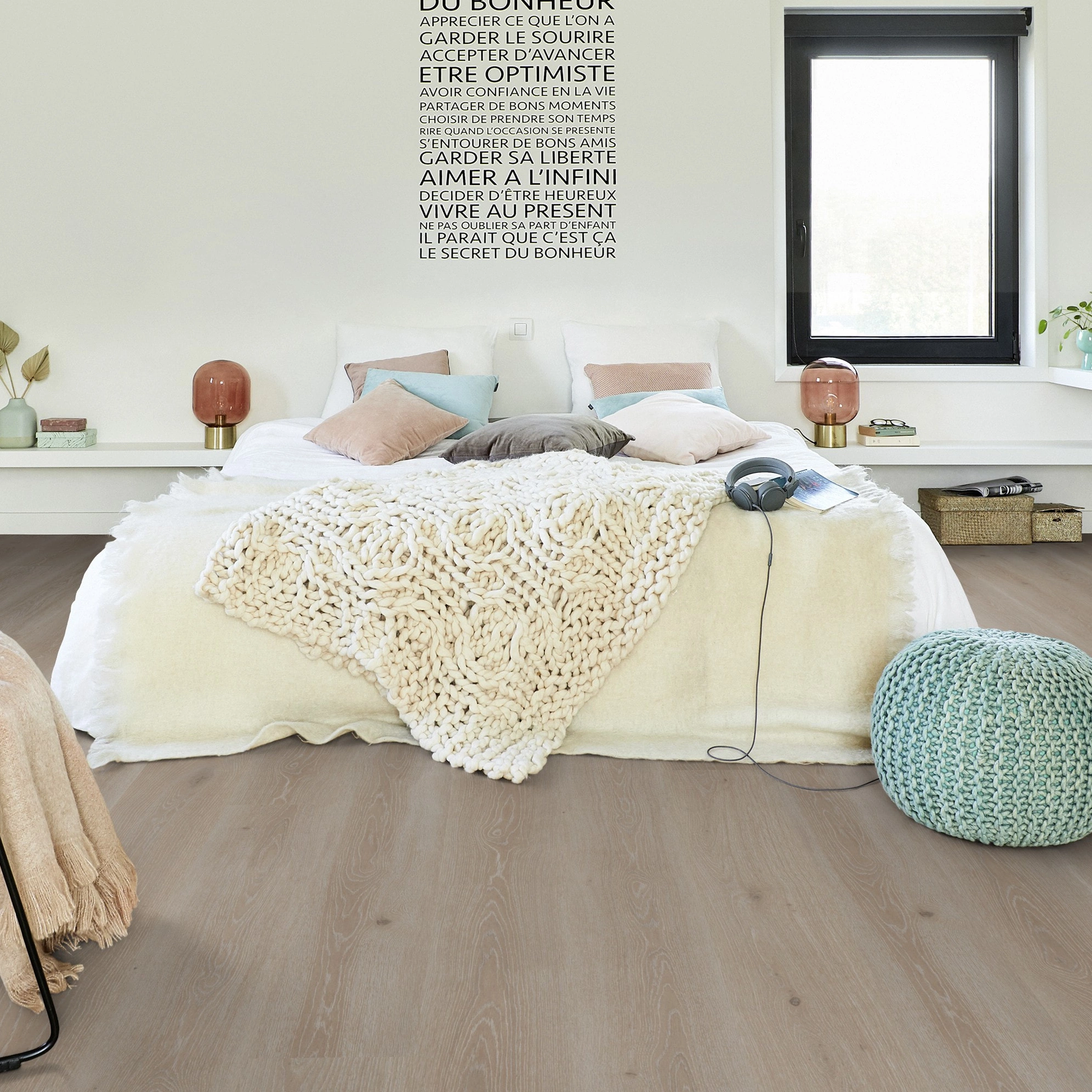 Milieubild Modernes Schlafzimmer - Bett mit Stuhl - Tarkett Klebe-Vinyl Essence 55 Tribe Oak Grey Milieubild Modernes Schlafzimmer - Bett mit Stuhl - Tarkett 260053008