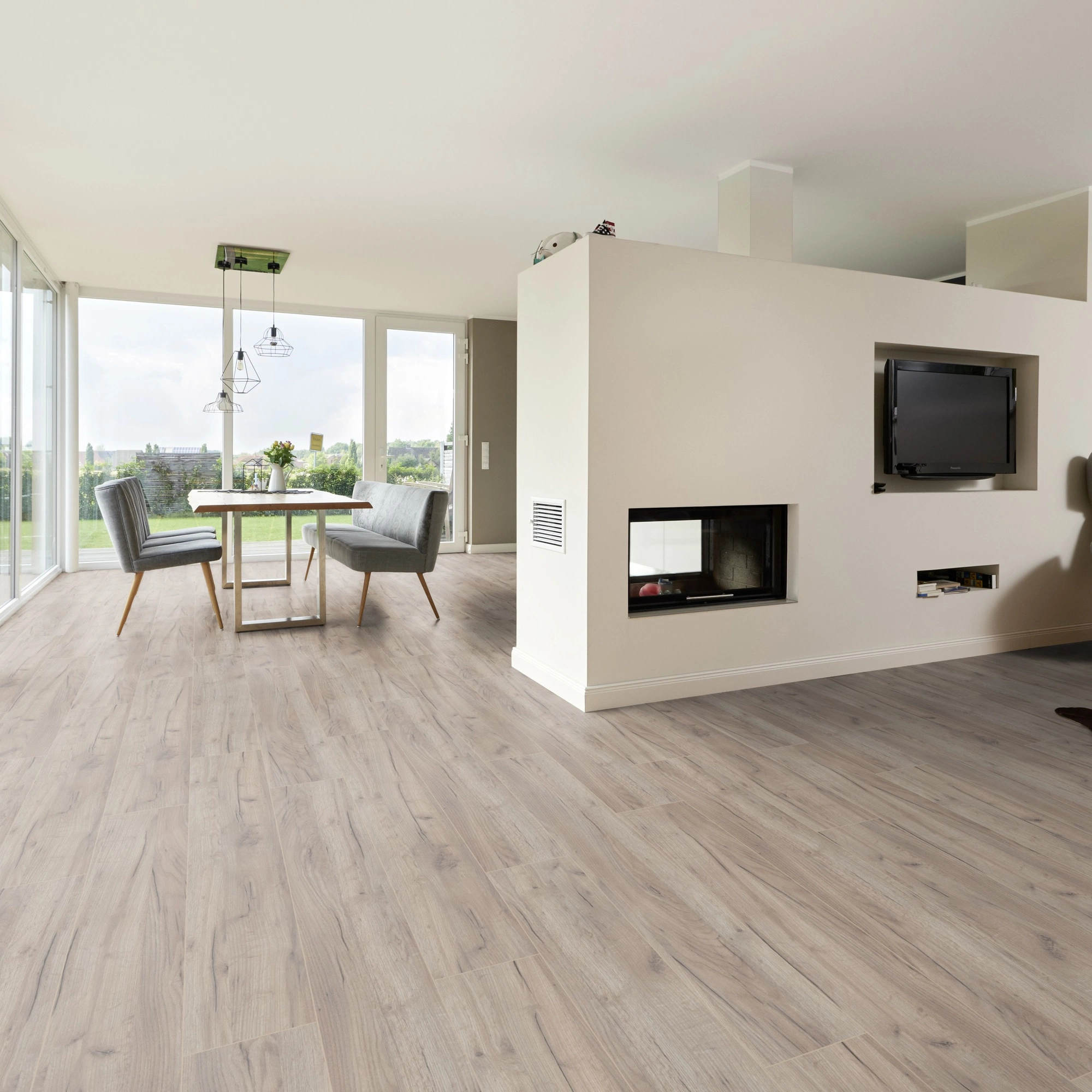 Milieubild Wohnzimmer mit Essbereich und Kamin - ter Hürne Klick-Designboden Dureco Strong Classic Edition Eiche Tahiti Milieubild Wohnzimmer mit Essbereich und Kamin - ter Hürne 1101260048