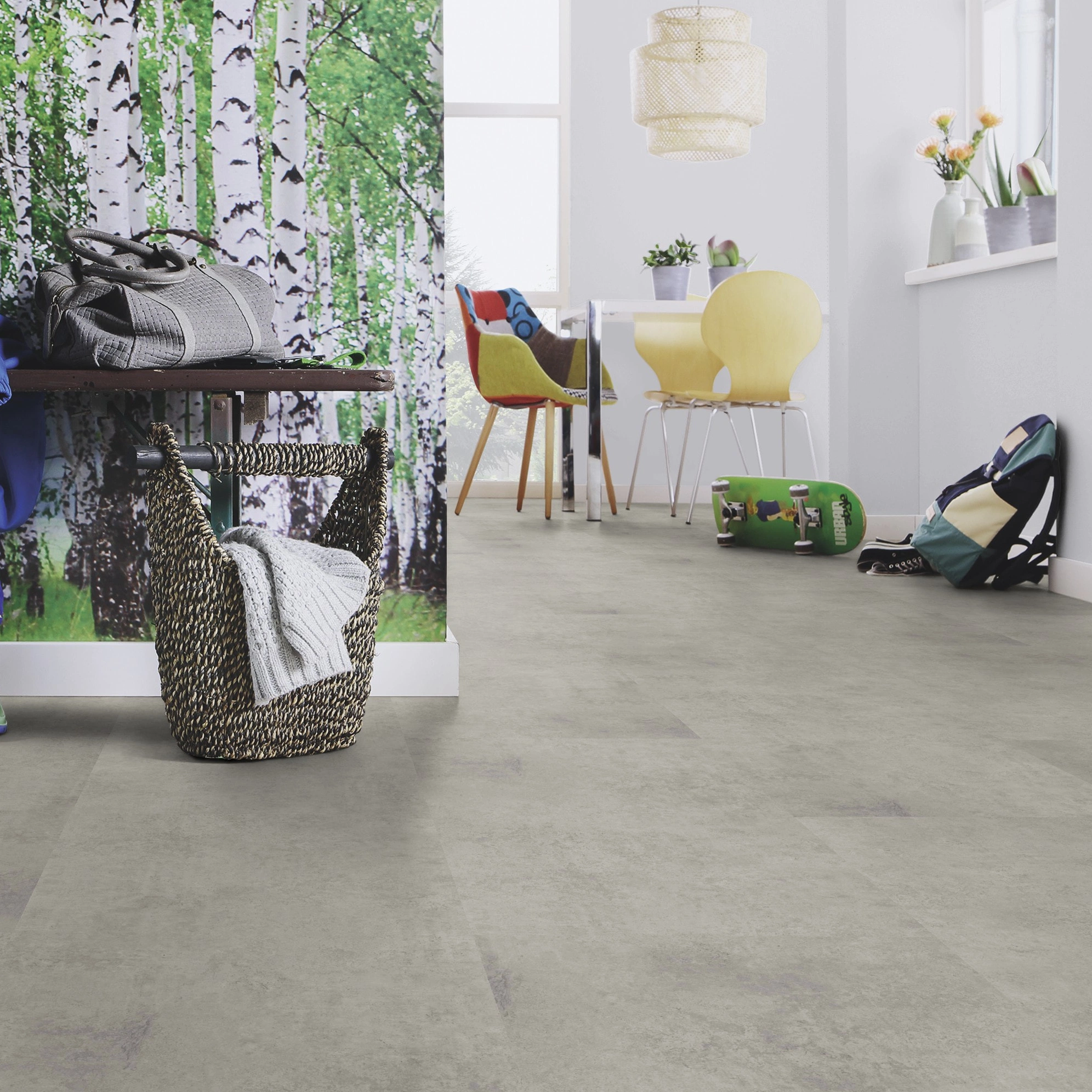 Milieubild Esszimmer mit Flur und Sitzbank - wineo Klebe-Bioboden PURLINE wineo 1500 stone XL Portland Concrete Grey Milieubild Esszimmer mit Flur und Sitzbank - wineo PL15407SXL