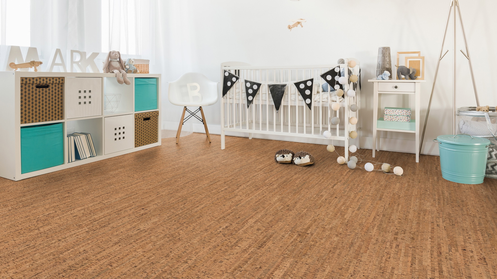 Milieubild Kinderzimmer mit weißer Krippe - Wicanders HDF Klick-Korkboden cork Essence Originals Character Milieubild Kinderzimmer mit weißer Krippe - Wicanders 80002238