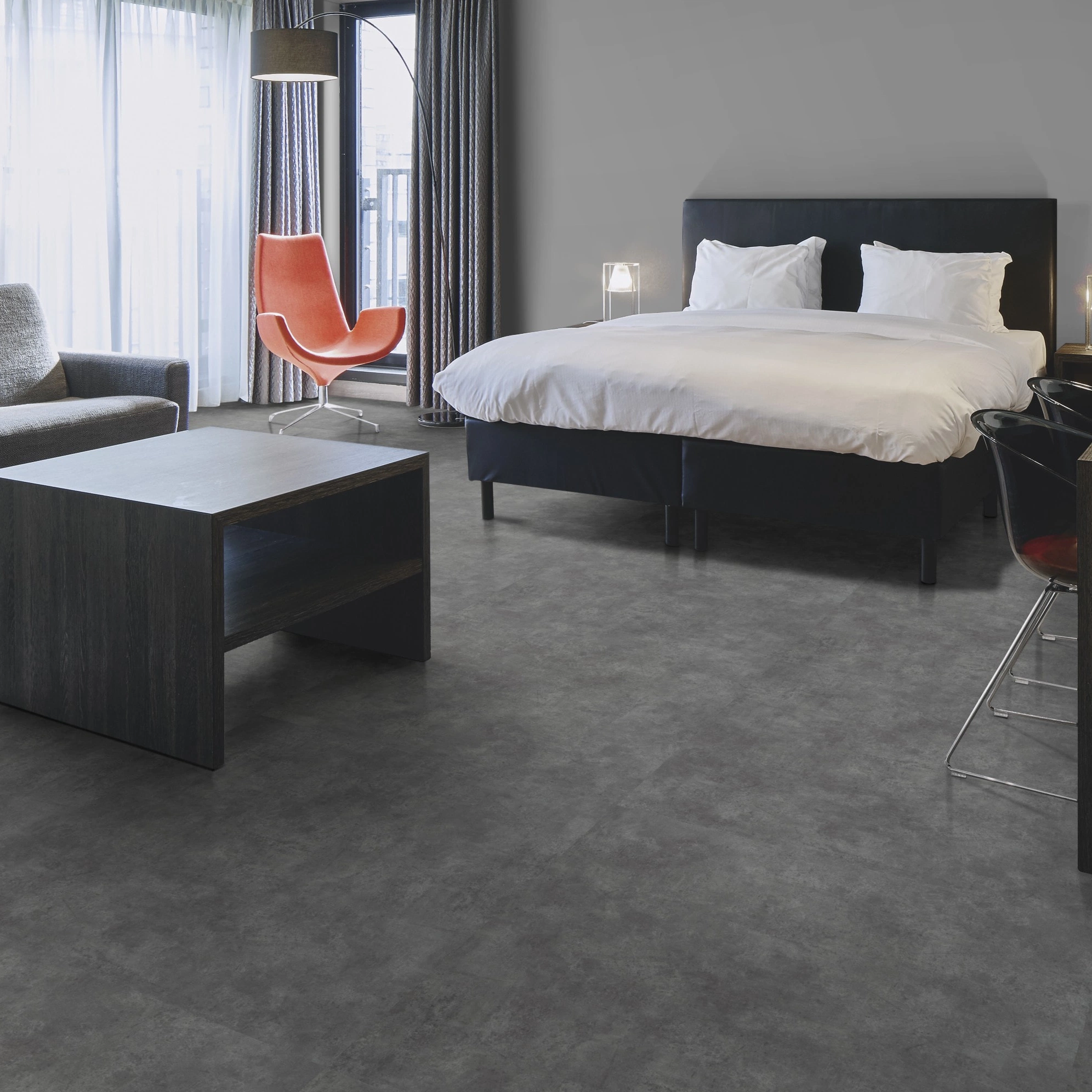 Milieubild Hotelzimmer mit Kingsize-Bett - Forbo Flooring Klebe-Vinyl Allura Dryback 0.55 Material Charcoal Concrete Milieubild Hotelzimmer mit Kingsize-Bett - Forbo Flooring 220187