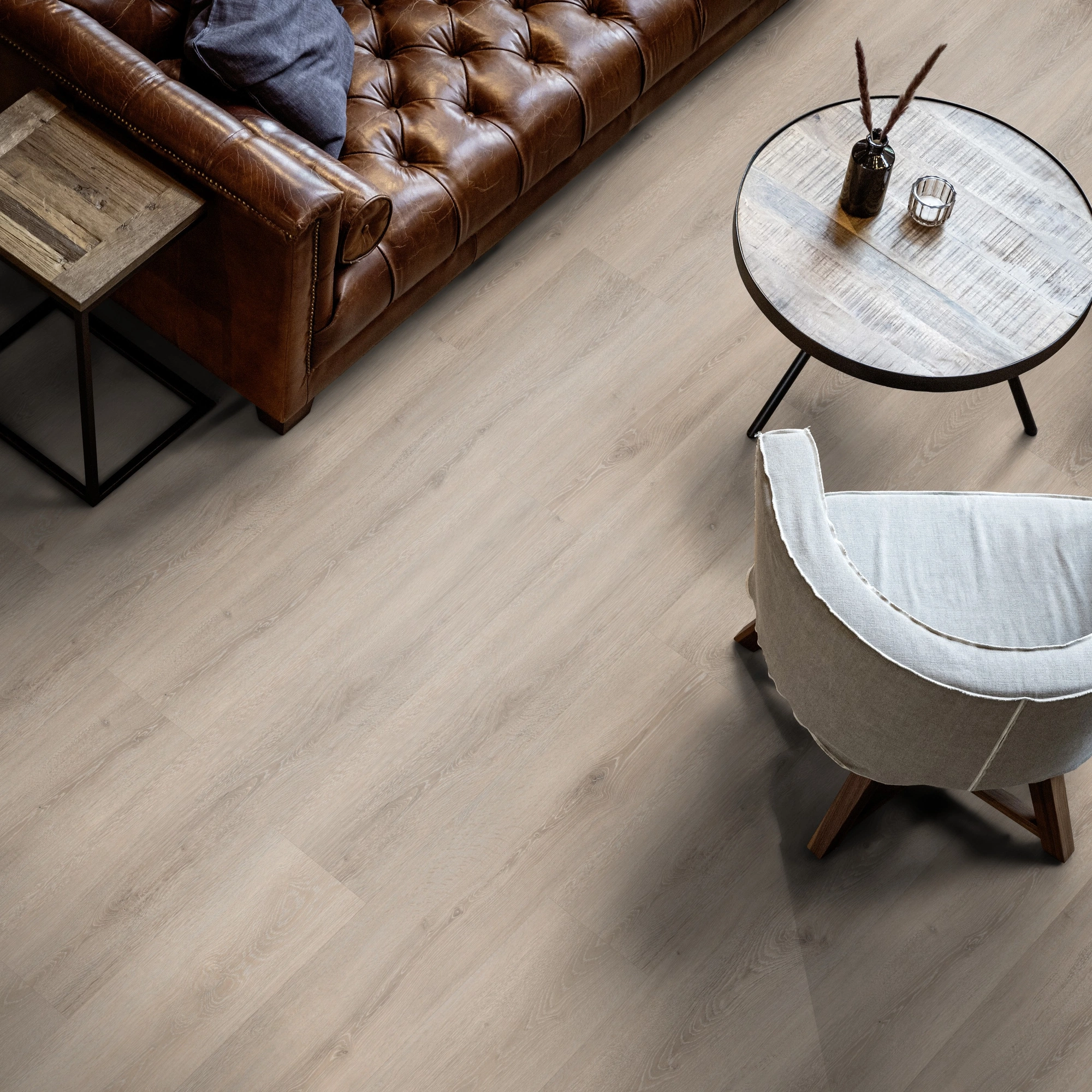 Milieubild Wohnzimmer mit Ledersofa - Blick von oben - ter Hürne Klebe-Vinyl Pro Classic Edition Eiche Brügge Milieubild Wohnzimmer mit Ledersofa - Blick von oben - ter Hürne 1101210428