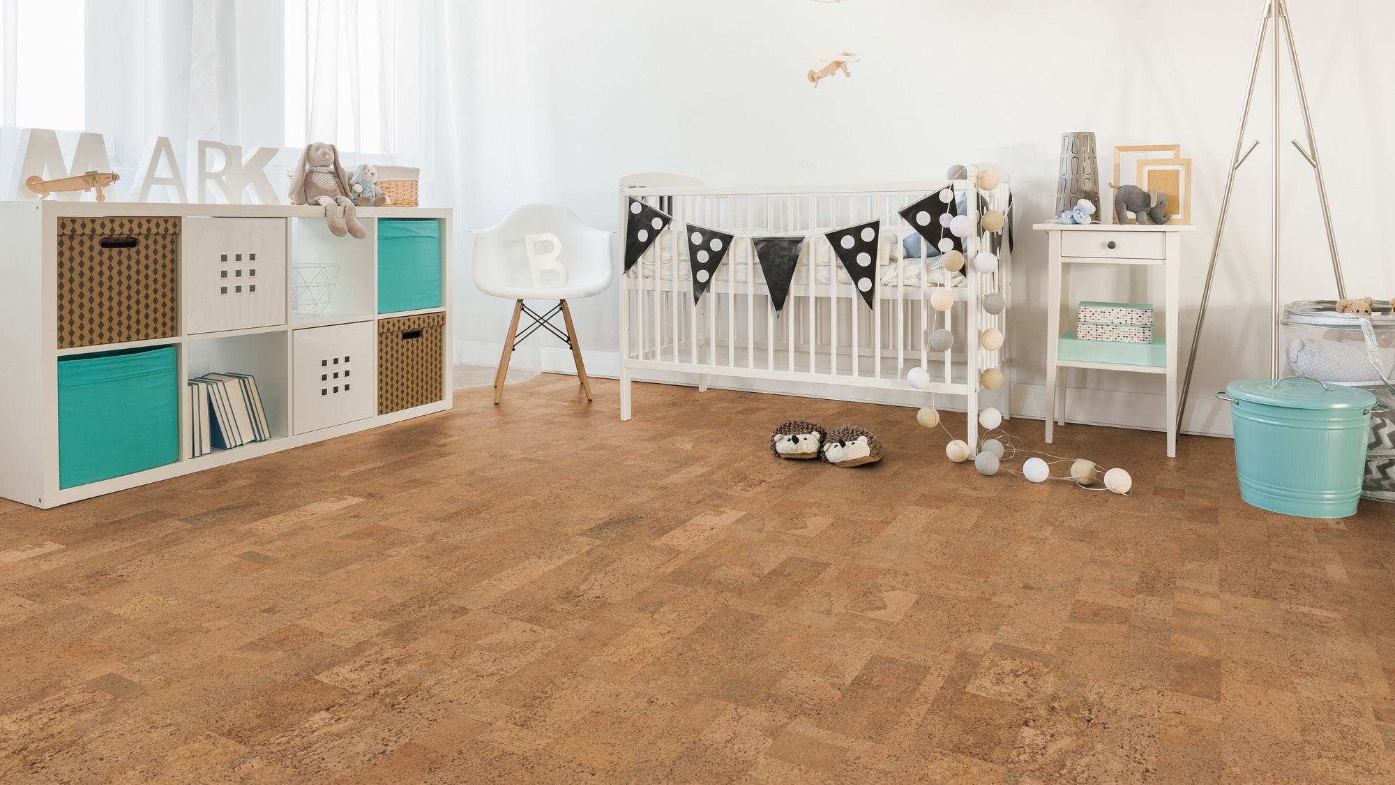 Milieubild Kinderzimmer mit weißer Krippe - Wicanders Wise HDF Klick-Korkboden cork Essence Originals Harmony Milieubild Kinderzimmer mit weißer Krippe - Wicanders Wise 80002236
