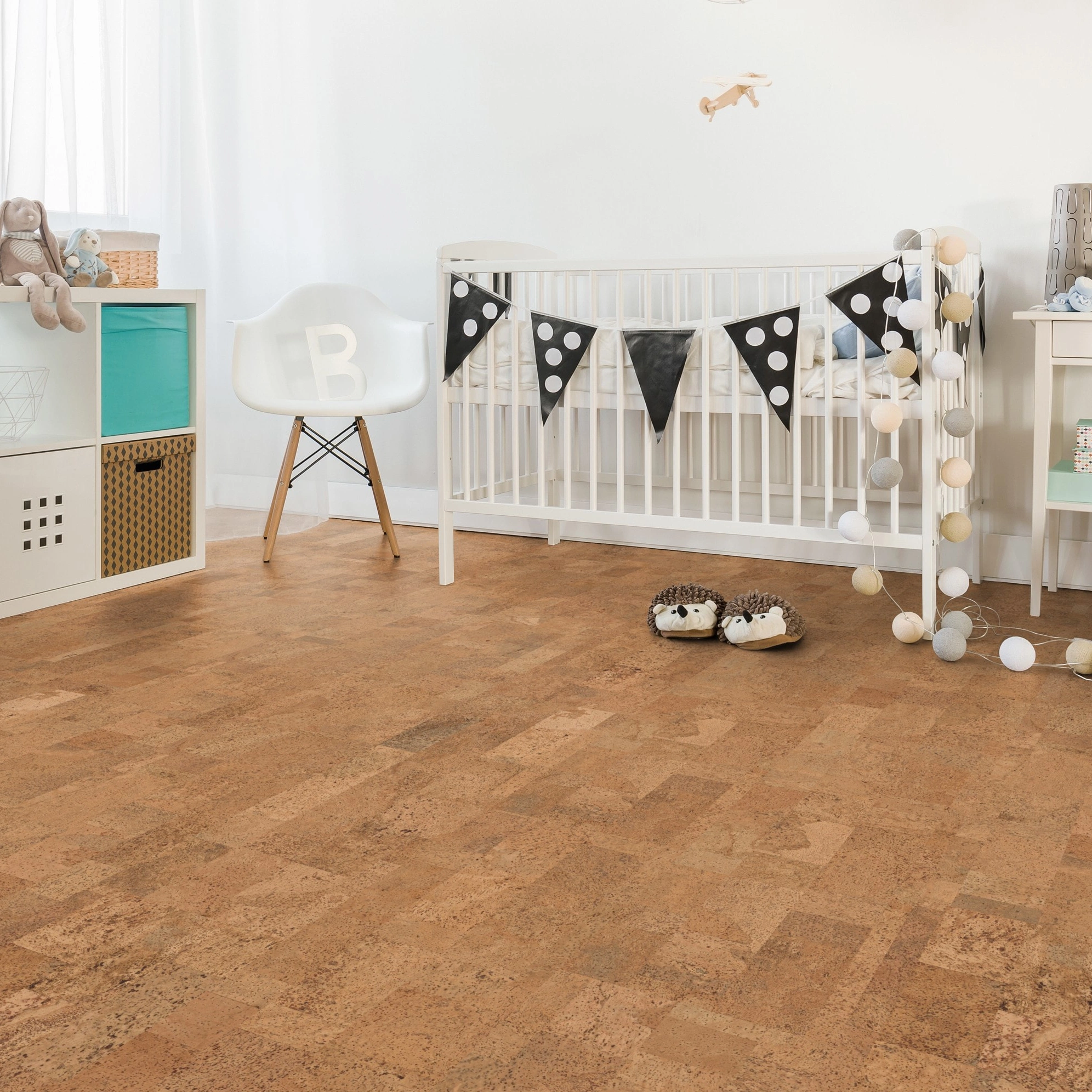 Milieubild Kinderzimmer mit weißer Krippe - Wicanders Wise HDF Klick-Korkboden cork Essence Originals Harmony Milieubild Kinderzimmer mit weißer Krippe - Wicanders Wise 80002236