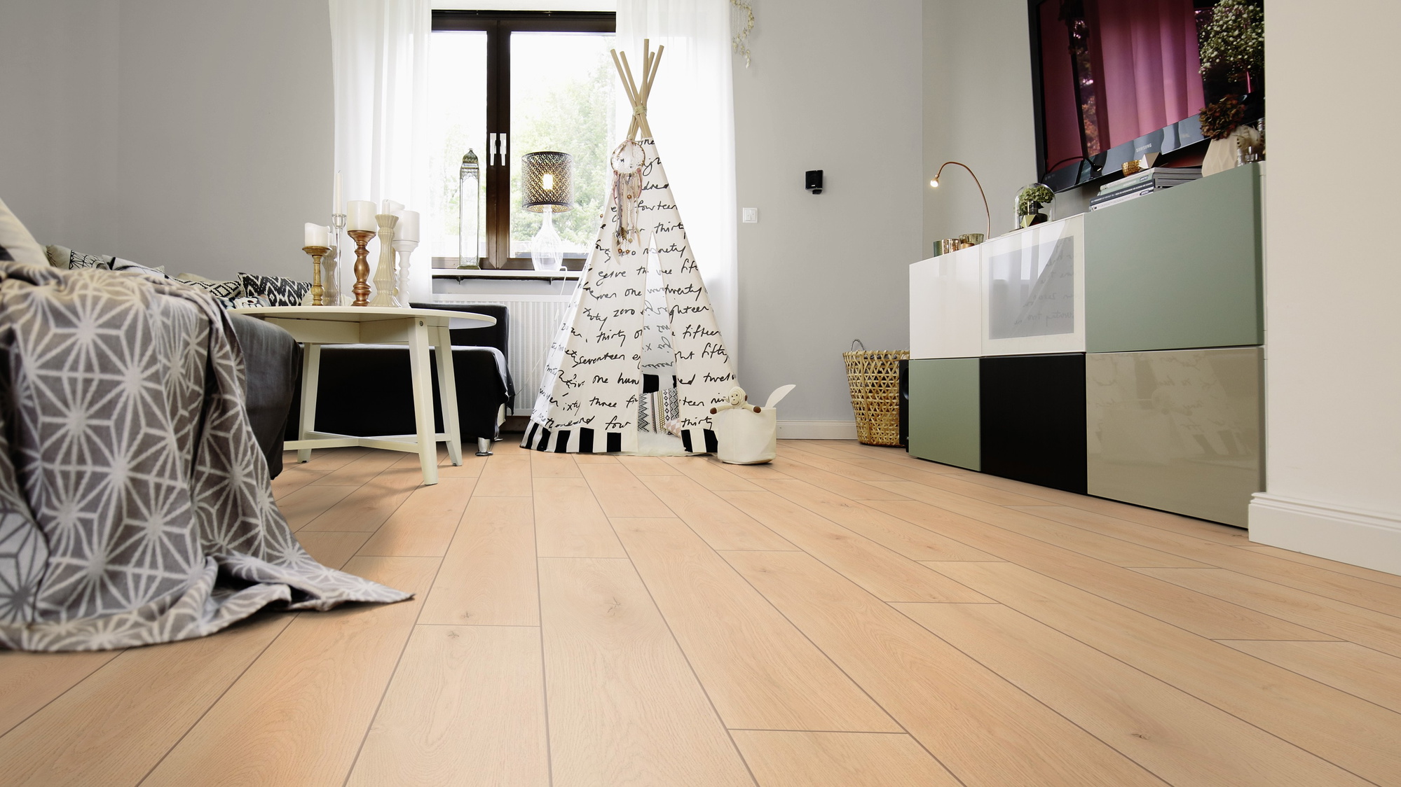 Milieubild Wohnzimmer mit Sideboard und Fernseher - wineo Klebe-Bioboden PURLINE wineo 1000 wood XL Noble Oak Vanilla Milieubild Wohnzimmer mit Sideboard und Fernseher - wineo PL310R