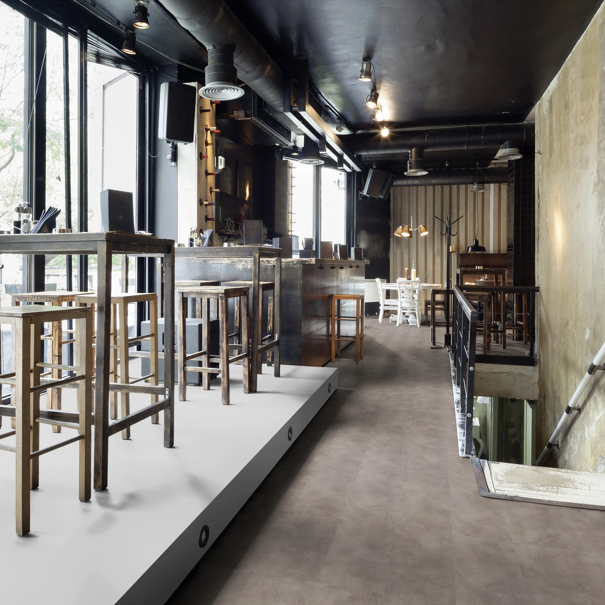Milieubild Restaurant - Bar mit Tischen und Hockern - wineo Klebe-Bioboden PURLINE wineo 1000 stone L Urban Concrete Smoke Milieubild Restaurant - Bar mit Tischen und Hockern - wineo PL318R
