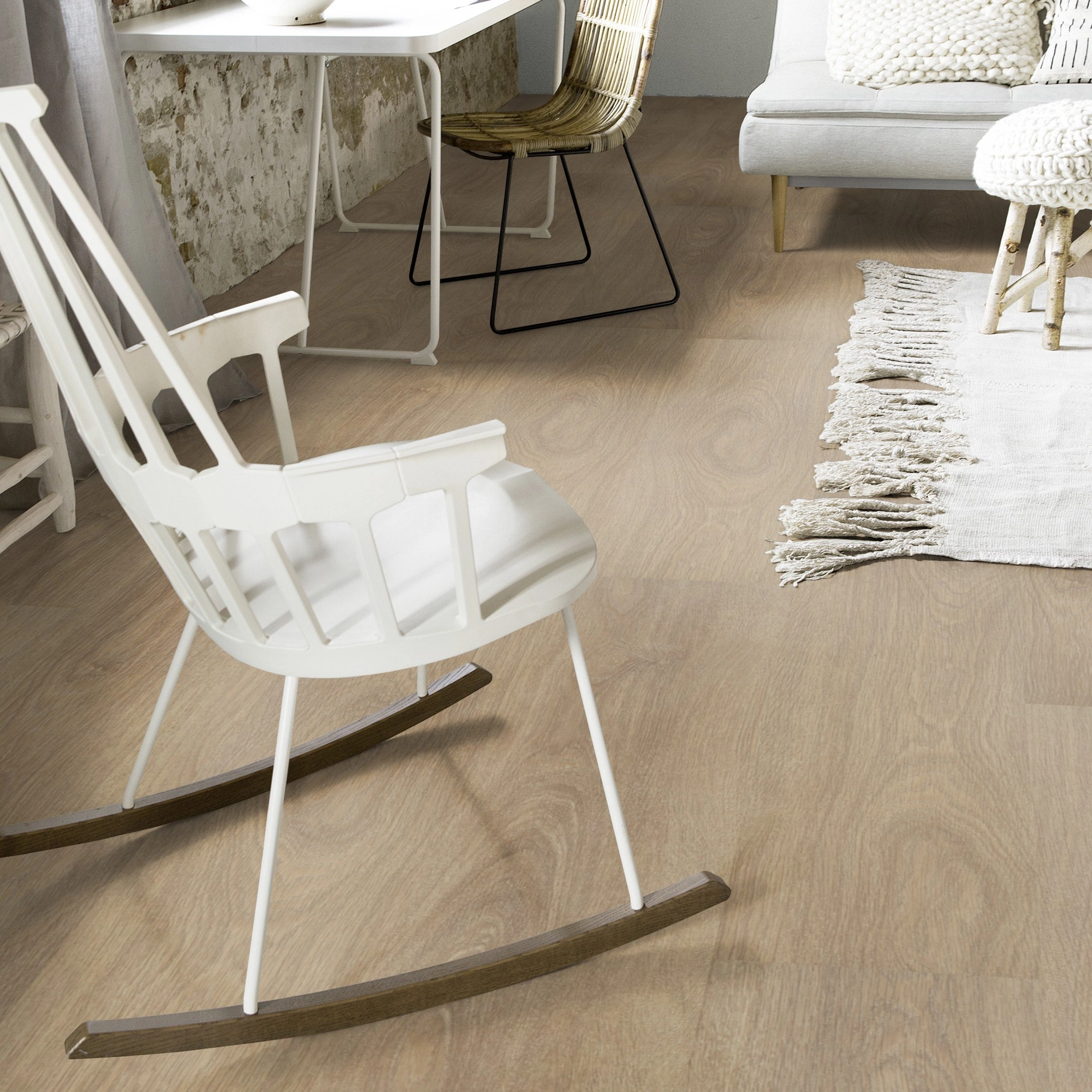 Milieubild Wohnzimmer mit Schaukelstuhl im skandinavischen Stil - Forbo Flooring Klebe-Vinyl Allura Dryback 0.55 Wood Grey Giant Oak Milieubild Wohnzimmer mit Schaukelstuhl im skandinavischen Stil - Forbo Flooring 220108