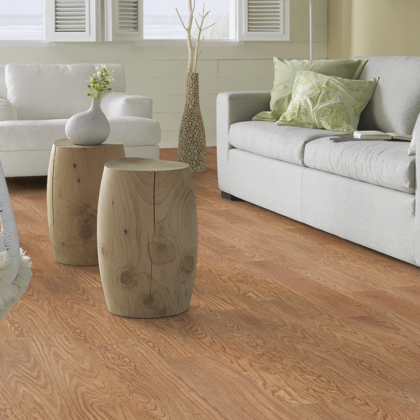 Milieubild Modernes, freundliches Wohnzimmer mit Sofa - Forbo Flooring Klebe-Vinyl Allura Dryback 0.55 Wood Waxed Oak Milieubild Modernes, freundliches Wohnzimmer mit Sofa - Forbo Flooring 220165