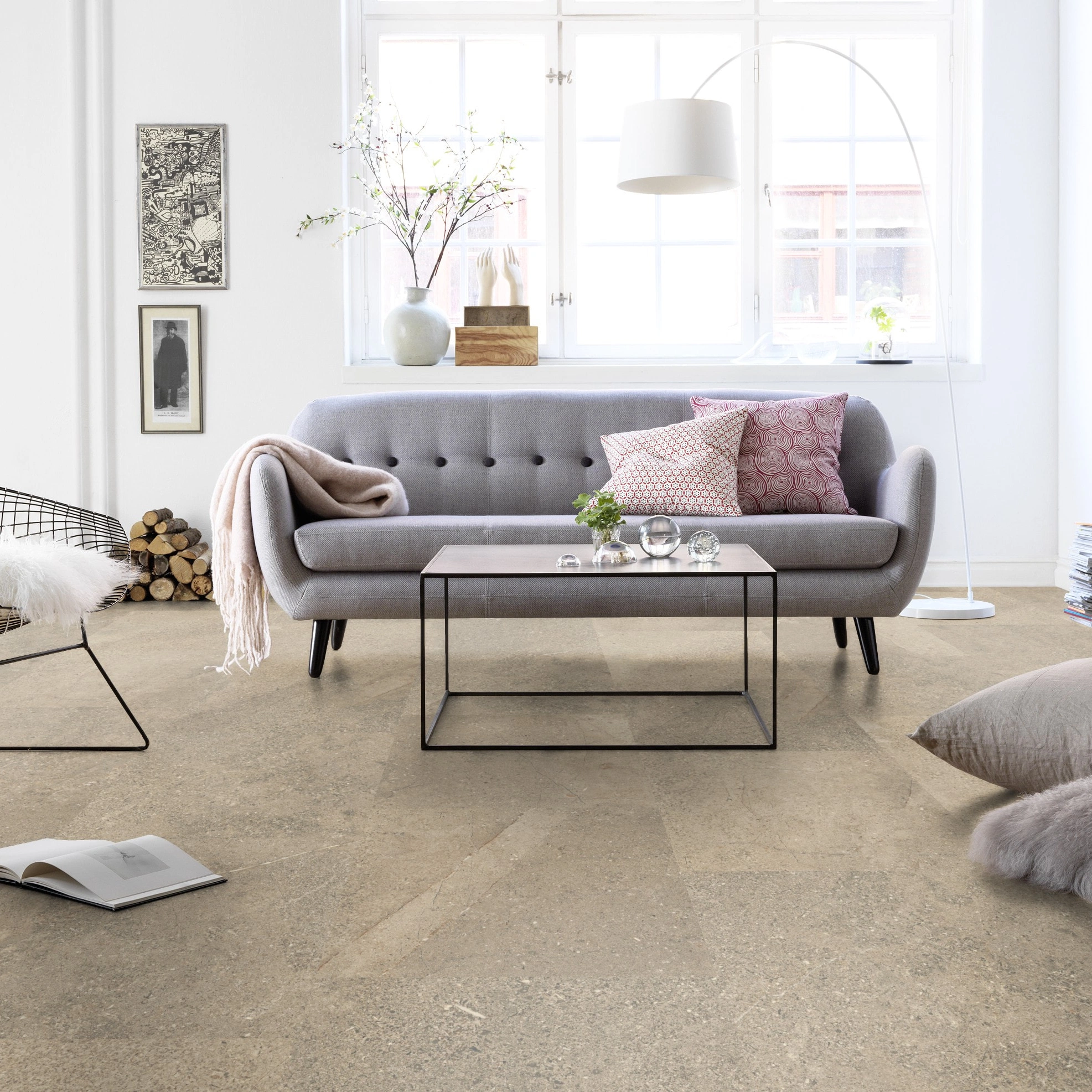 Milieubild Wohnzimmer in Stadtwohnung - Tarkett Rigid Klick-Vinyl iD Click Ultimate 70 NATURALS Sediment Beige Milieubild Wohnzimmer in Stadtwohnung - Tarkett 260008037