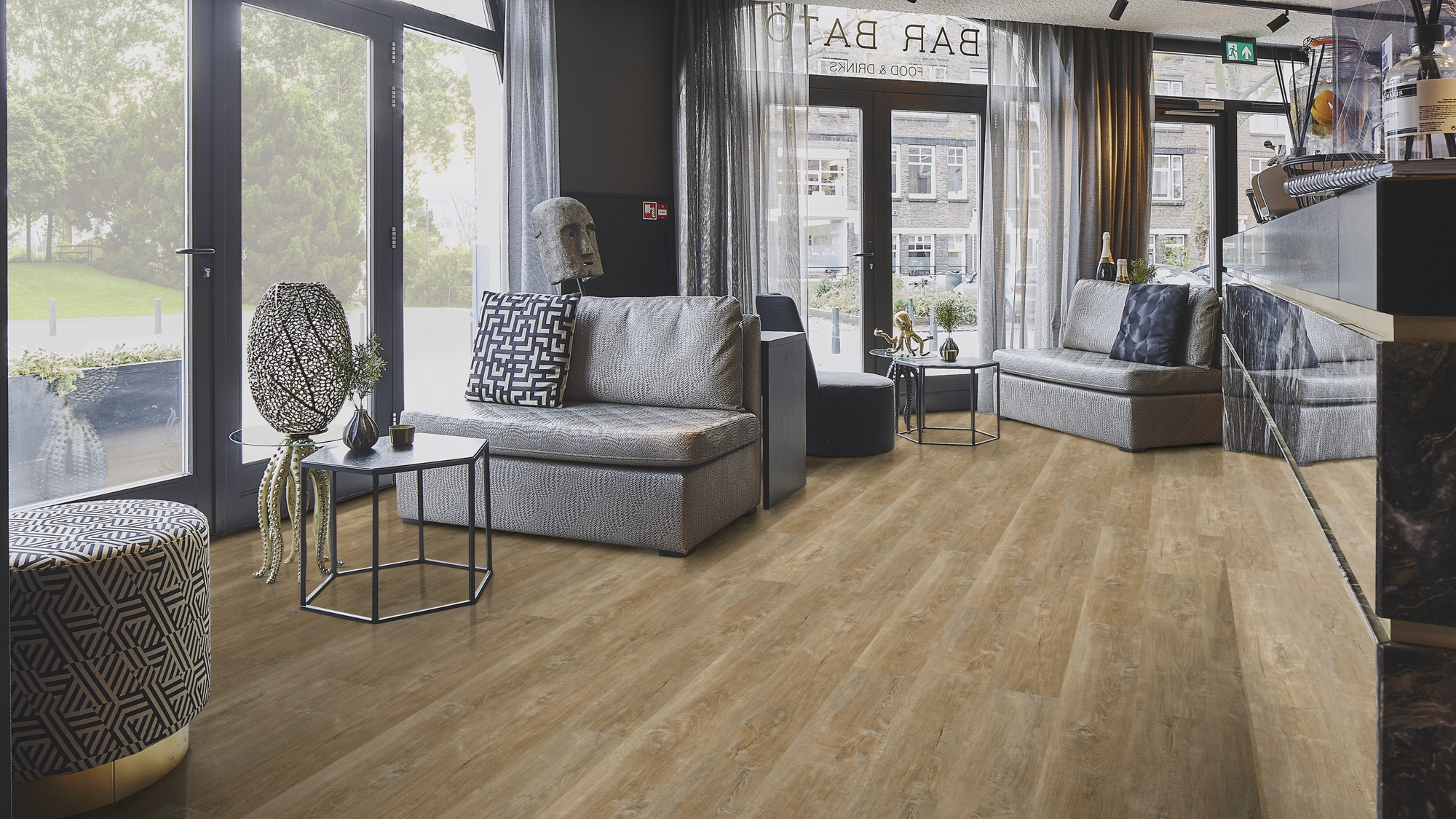 Milieubild Lounge in Hotelbar - Forbo Flooring Klebe-Vinyl Enduro Dryback Wood Natural Timber Milieubild Lounge in Hotelbar - Forbo Flooring 217628