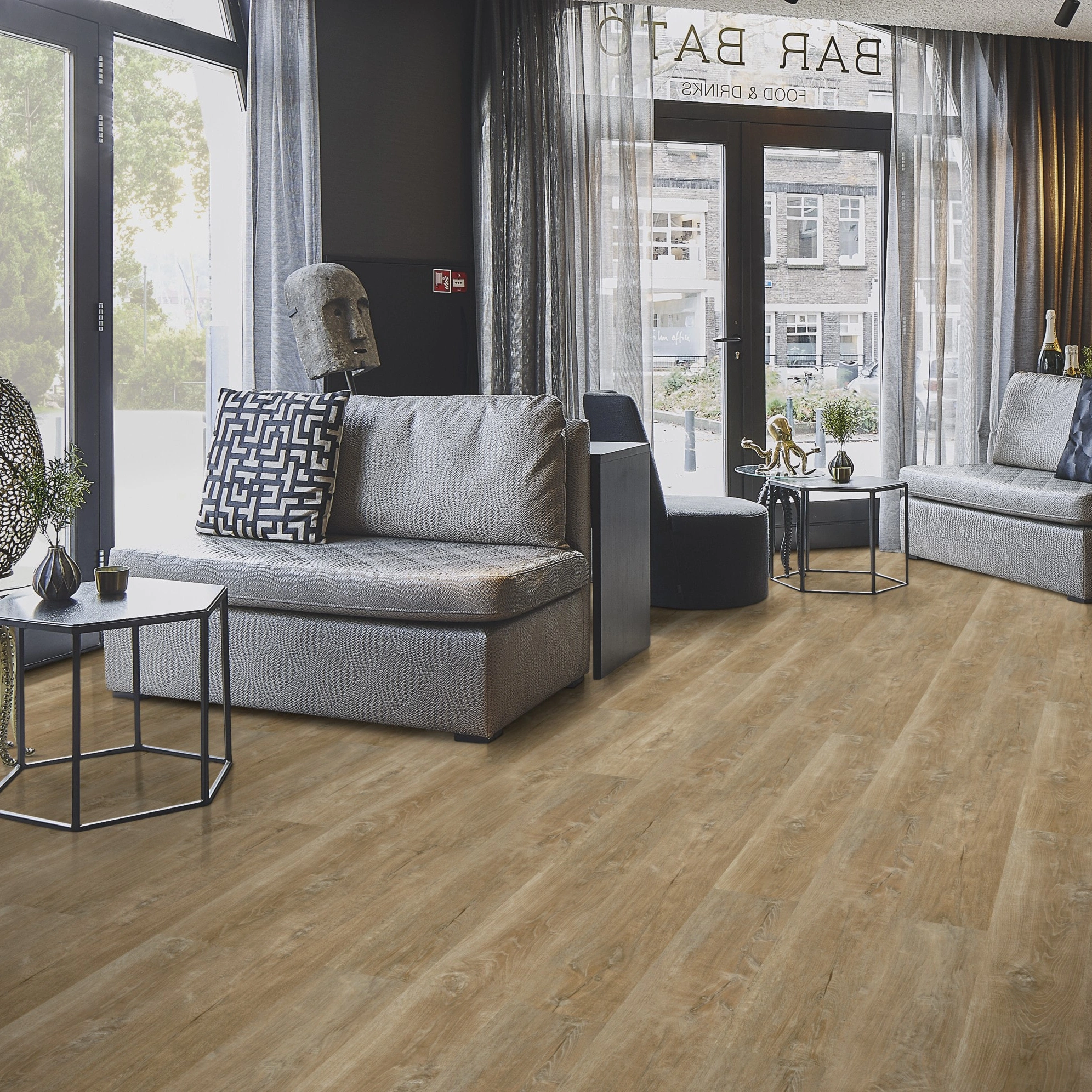Milieubild Lounge in Hotelbar - Forbo Flooring Klebe-Vinyl Enduro Dryback Wood Natural Timber Milieubild Lounge in Hotelbar - Forbo Flooring 217628