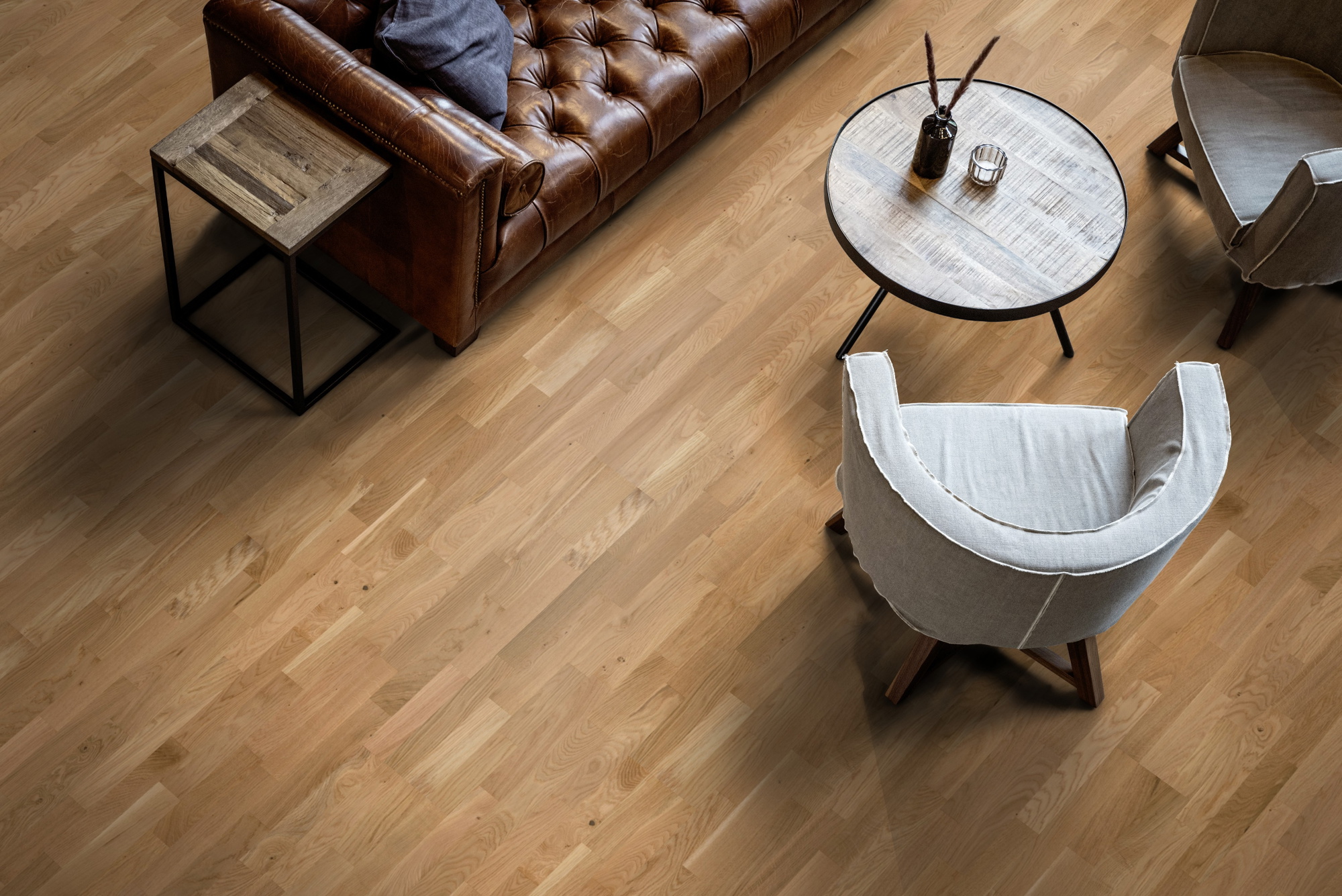 Milieubild Wohnzimmer mit Ledersofa - Blick von oben - ter Hürne Parkett Elements Collection EVO Eiche Eira Milieubild Wohnzimmer mit Ledersofa - Blick von oben - ter Hürne 1101312601