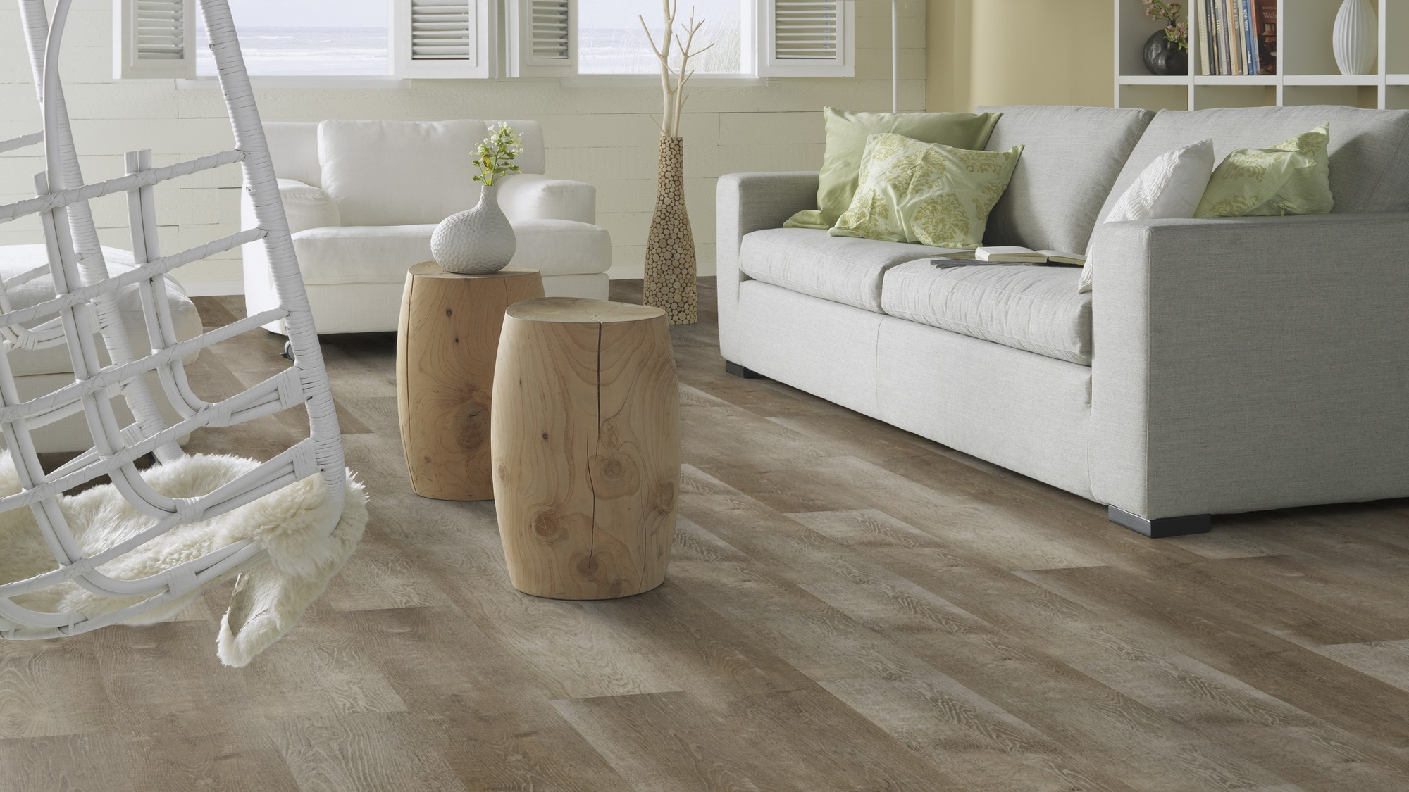 Milieubild Modernes, freundliches Wohnzimmer mit Sofa - Forbo Flooring Klebe-Vinyl Enduro Dryback Wood Natural Grey Oak Milieubild Modernes, freundliches Wohnzimmer mit Sofa - Forbo Flooring 217632