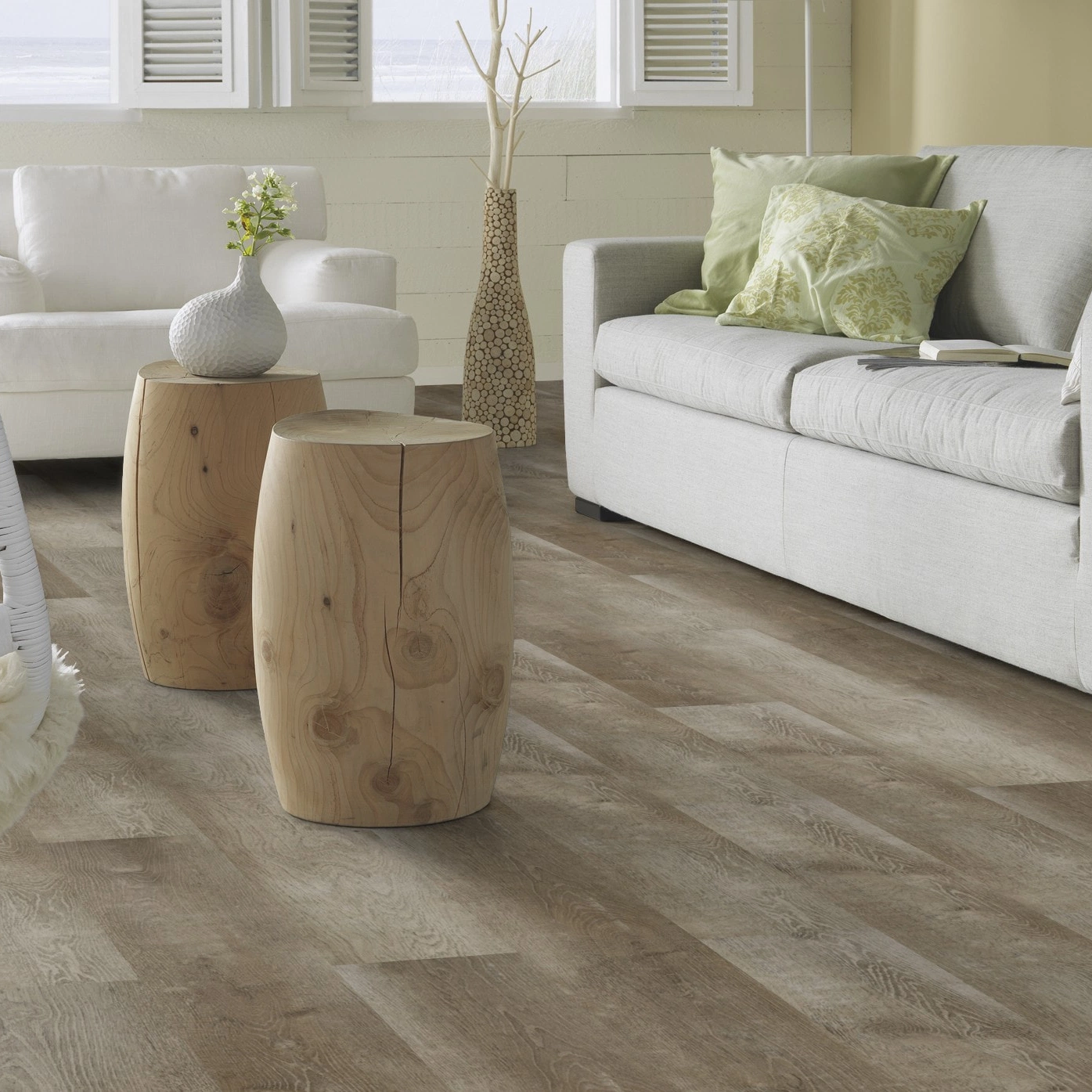 Milieubild Modernes, freundliches Wohnzimmer mit Sofa - Forbo Flooring Klebe-Vinyl Enduro Dryback Wood Natural Grey Oak Milieubild Modernes, freundliches Wohnzimmer mit Sofa - Forbo Flooring 217632
