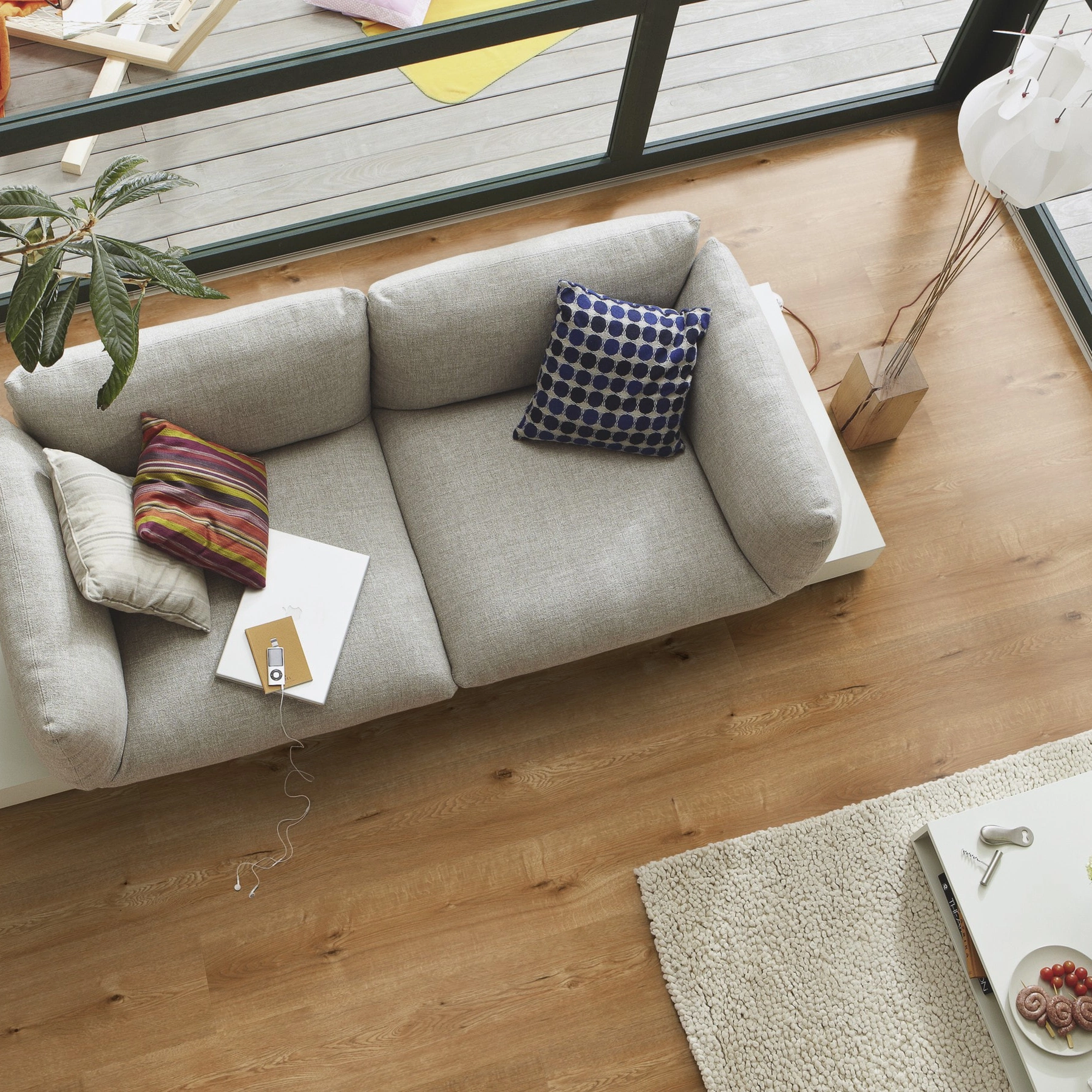 Milieubild Wohnzimmer im Wintergarten - Blick von oben - MEISTER Laminat LD 55 Hill Oak Milieubild Wohnzimmer im Wintergarten - Blick von oben - MEISTER 600015-1288198-07153