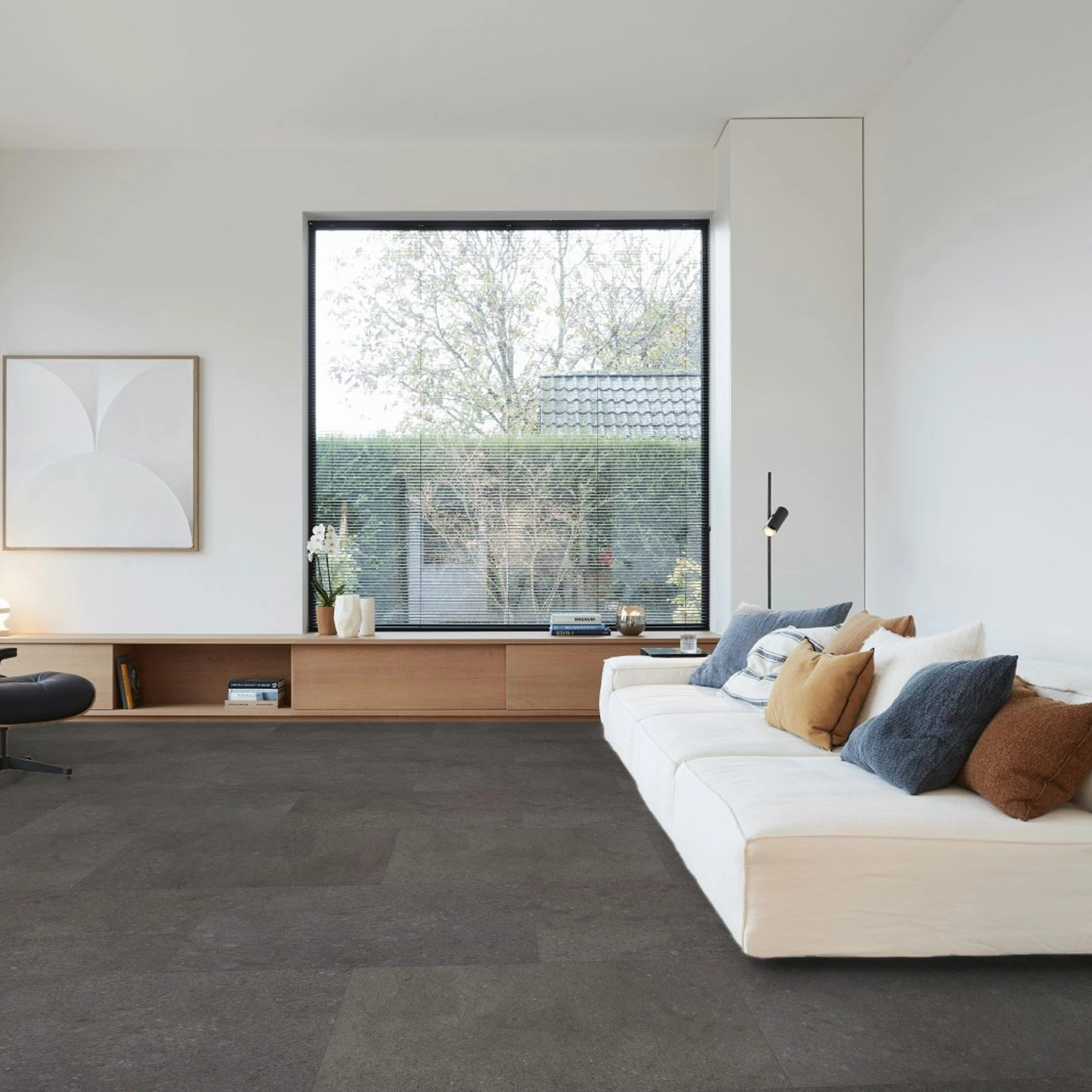 Milieubild Großräumiges Wohnzimmer mit Couch - BerryAlloc Klebe-Vinyl Zenn Gluedown 55 Rimini Milieubild Großräumiges Wohnzimmer mit Couch - BerryAlloc 60002260