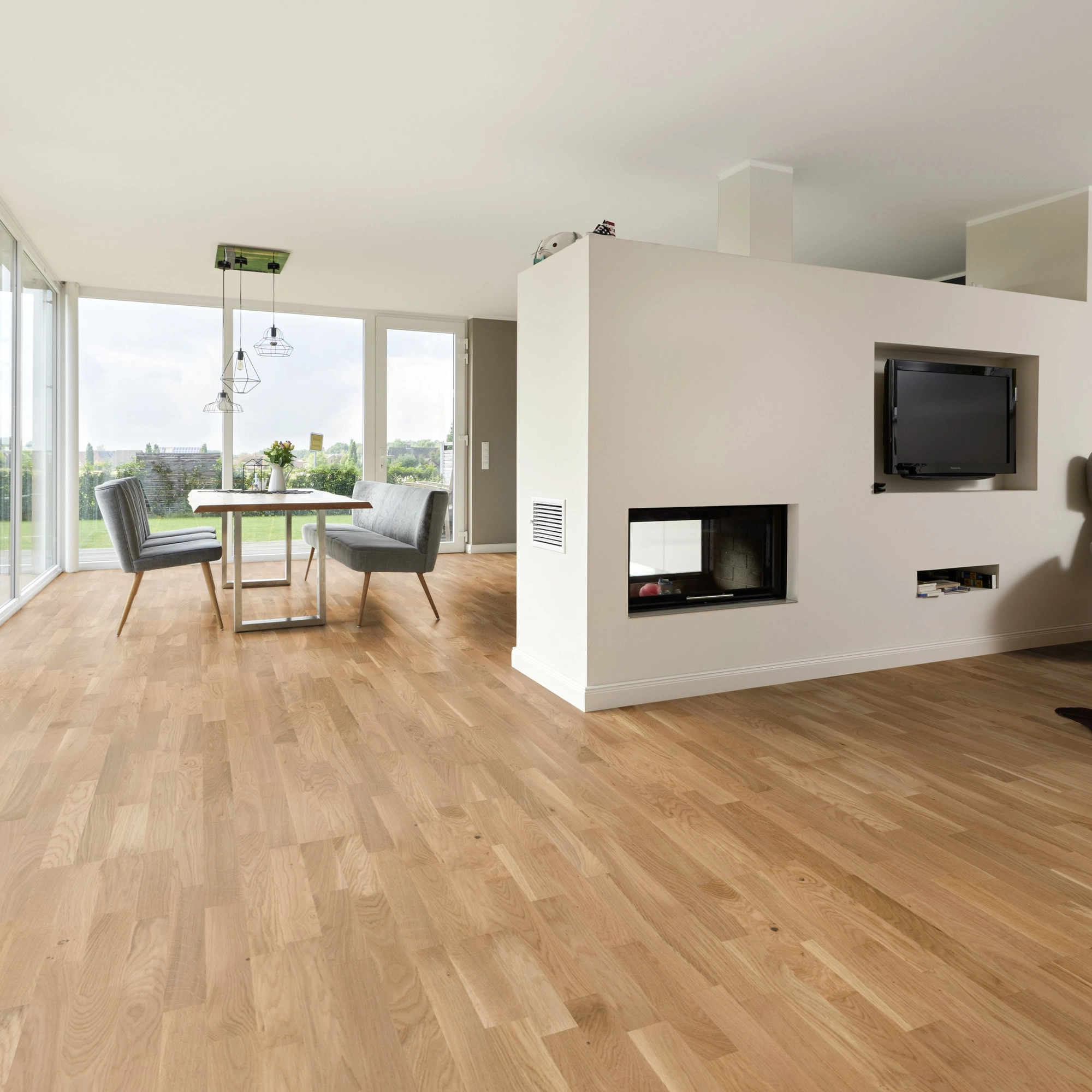 Milieubild Wohnzimmer mit Essbereich und Kamin - ter Hürne Parkett Tailored Collection Eiche Gigondas Milieubild Wohnzimmer mit Essbereich und Kamin - ter Hürne 1101312505